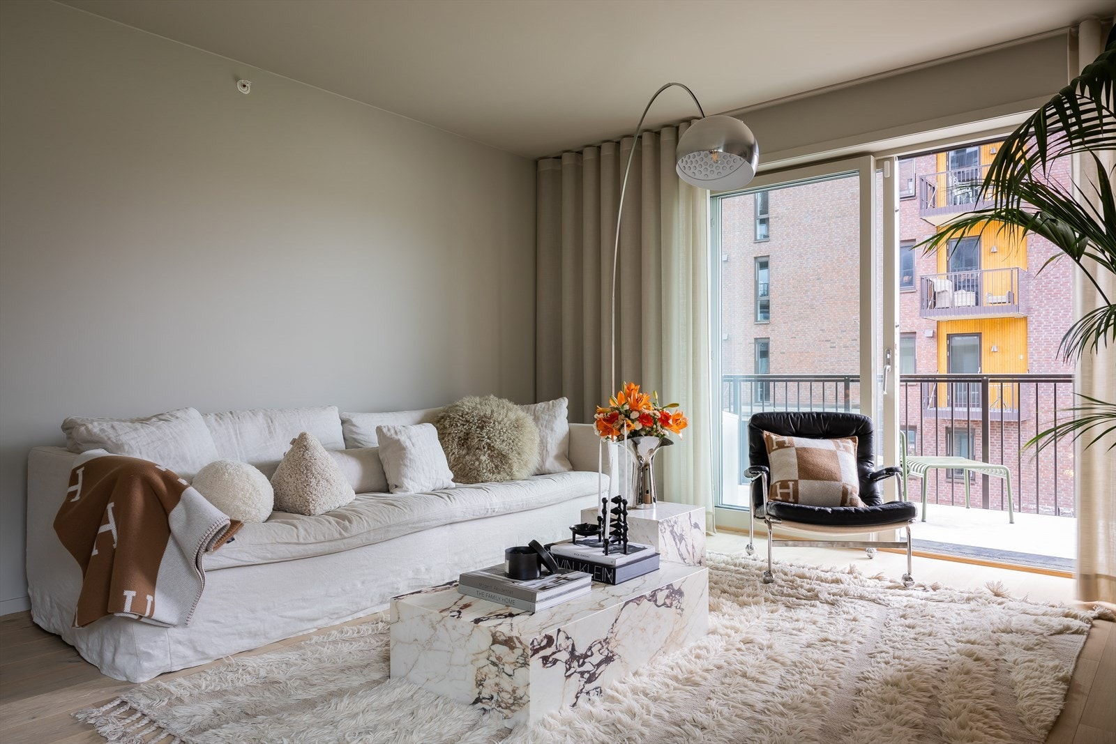 I stuen er både vegger, tak, samt peis malt i samme behagelige fargekode - Blek Sand fra Jotun. Galleribilde