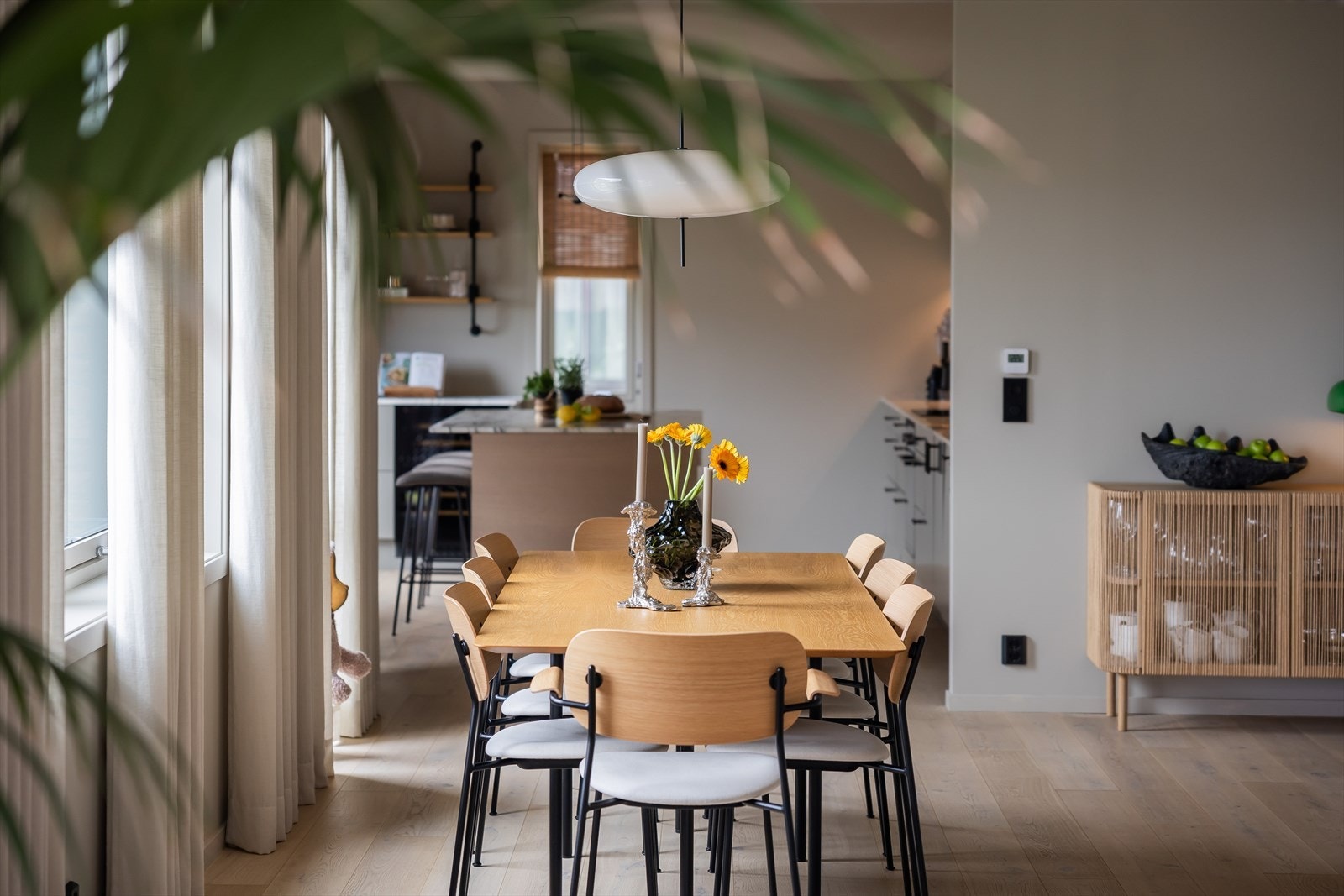 God plass til større spisegruppe i stuen. Galleribilde