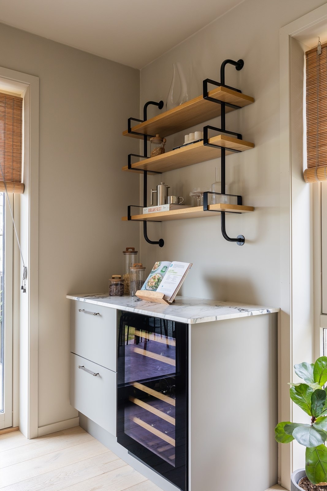 Ekstra barhjørne med vinskap samt en lekker hylle i eik fra GUBI. Galleribilde