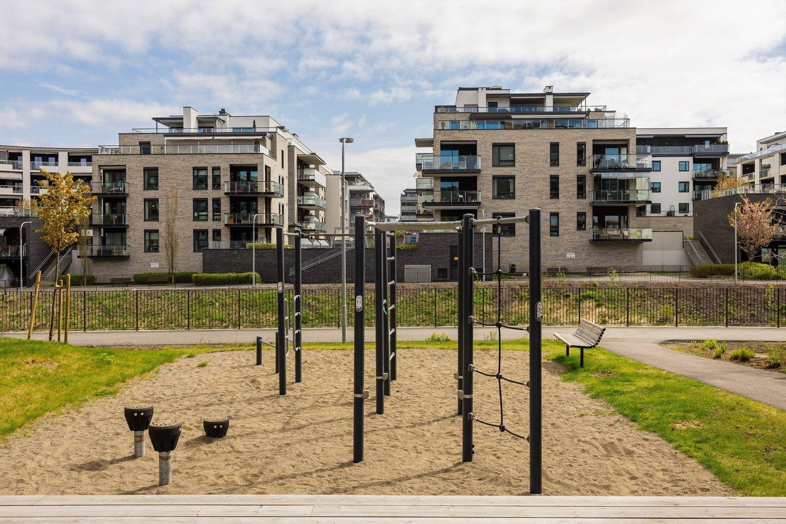 Sameiet har et svært hyggelig fellesområde med sitteplasser, gangveier, grøntområder og treningsområde. Galleribilde
