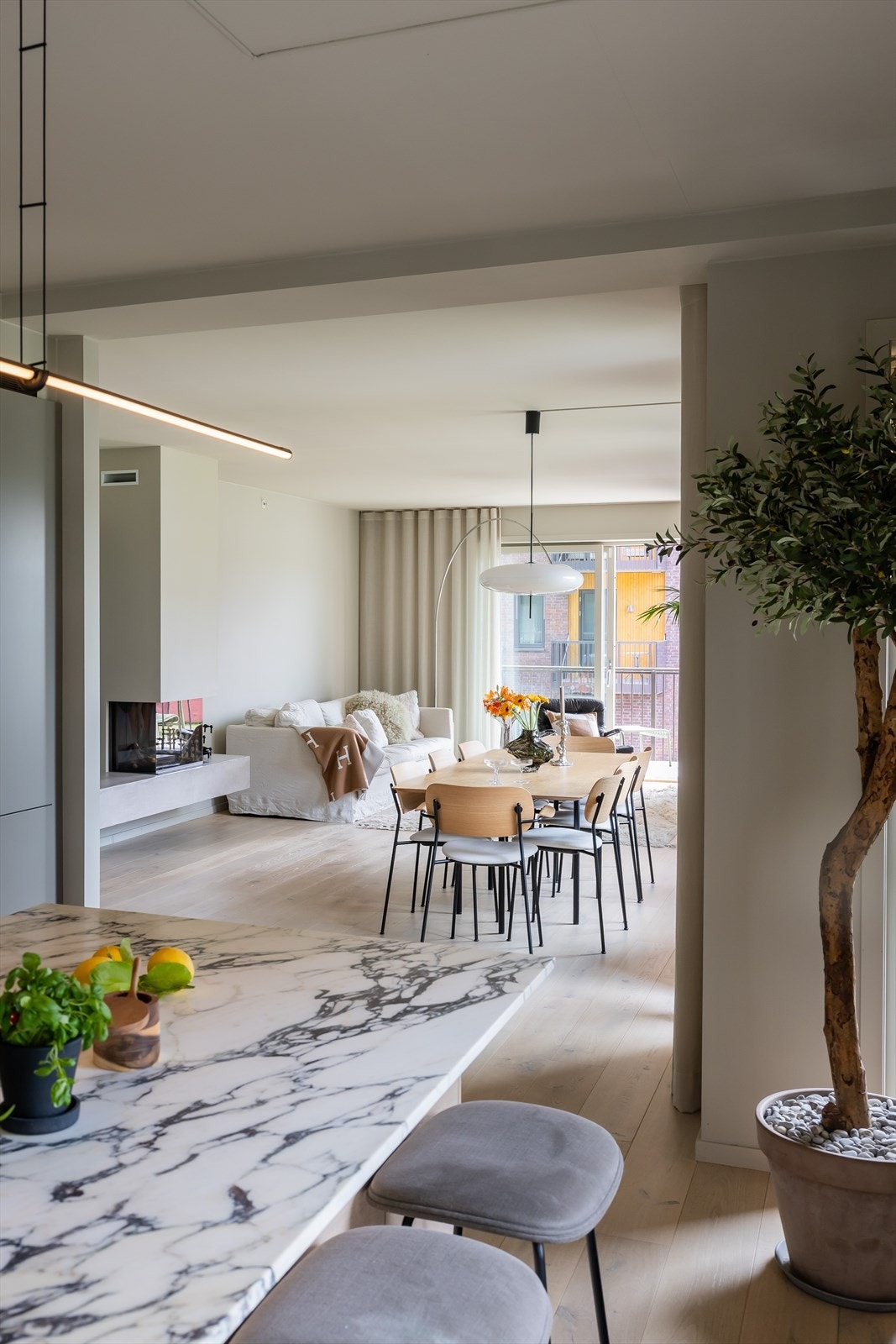 Stuen og kjøkkenet danner et flott allrom, som innbyr til hygge fra tidlig morgen til sent på kveld. Galleribilde