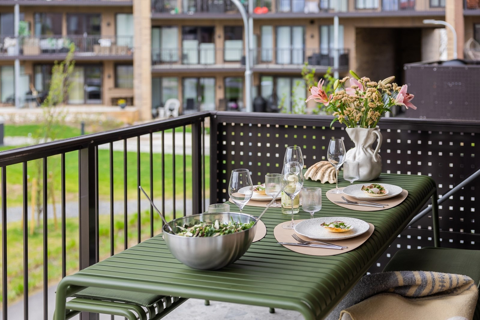 Leiligheten har hele tre solrike balkonger. Galleribilde