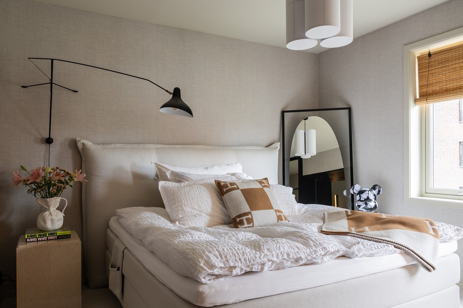 God plass til dobbeltseng og øvrig møblement. Gulvet er belagt med et behagelig vegg til vegg-teppe. Eksklusiv tapet fra Elitis på vegg. Galleribilde