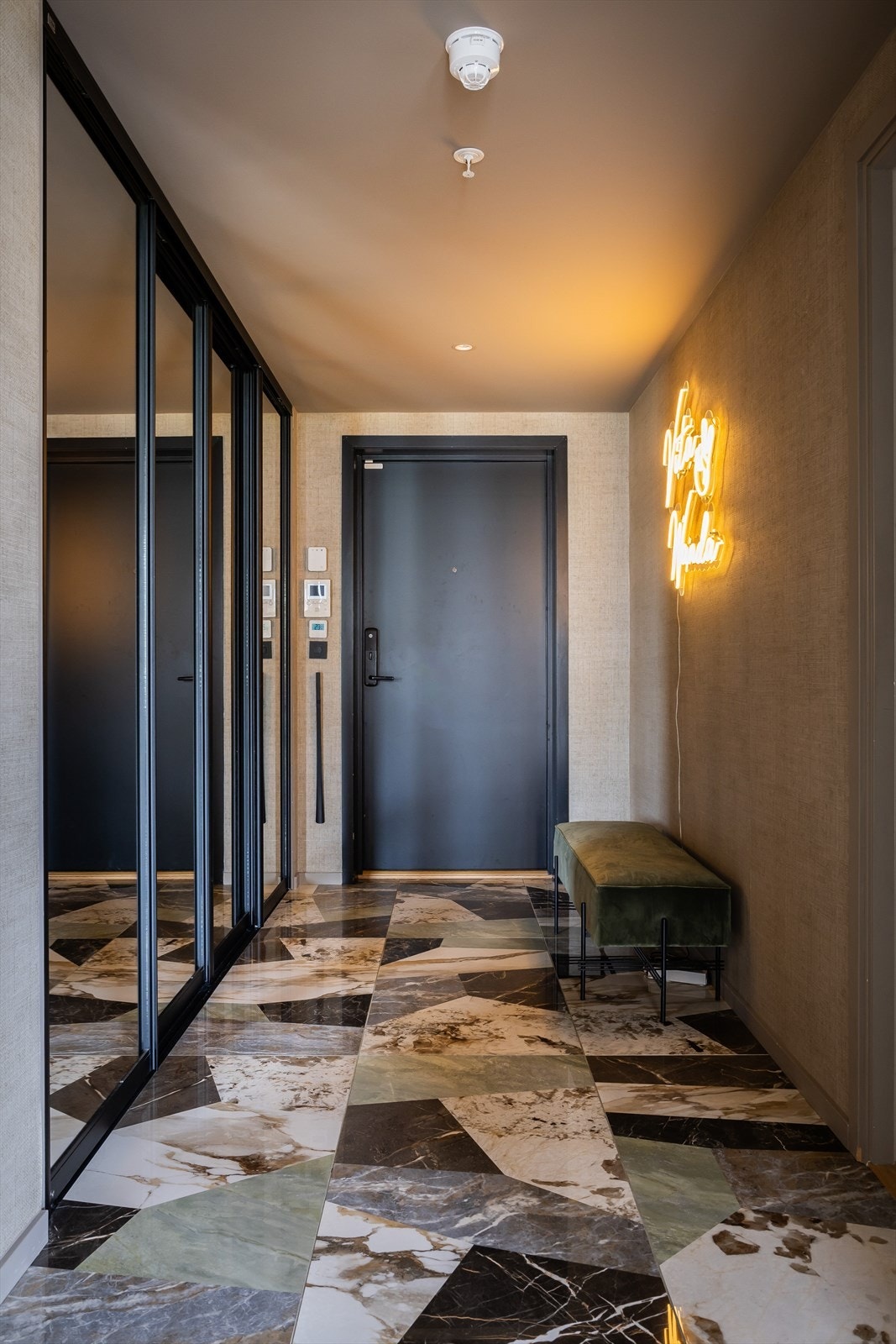 Allerede ved inngangen får man en god smakebit på hva den eksklusive leiligheten har å by på. Galleribilde