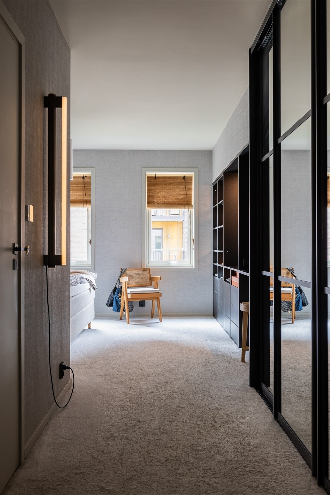 Begge soverommene og entrè er smykket med praktisk, men også lekker oppbevaring fra LEBA. Galleribilde