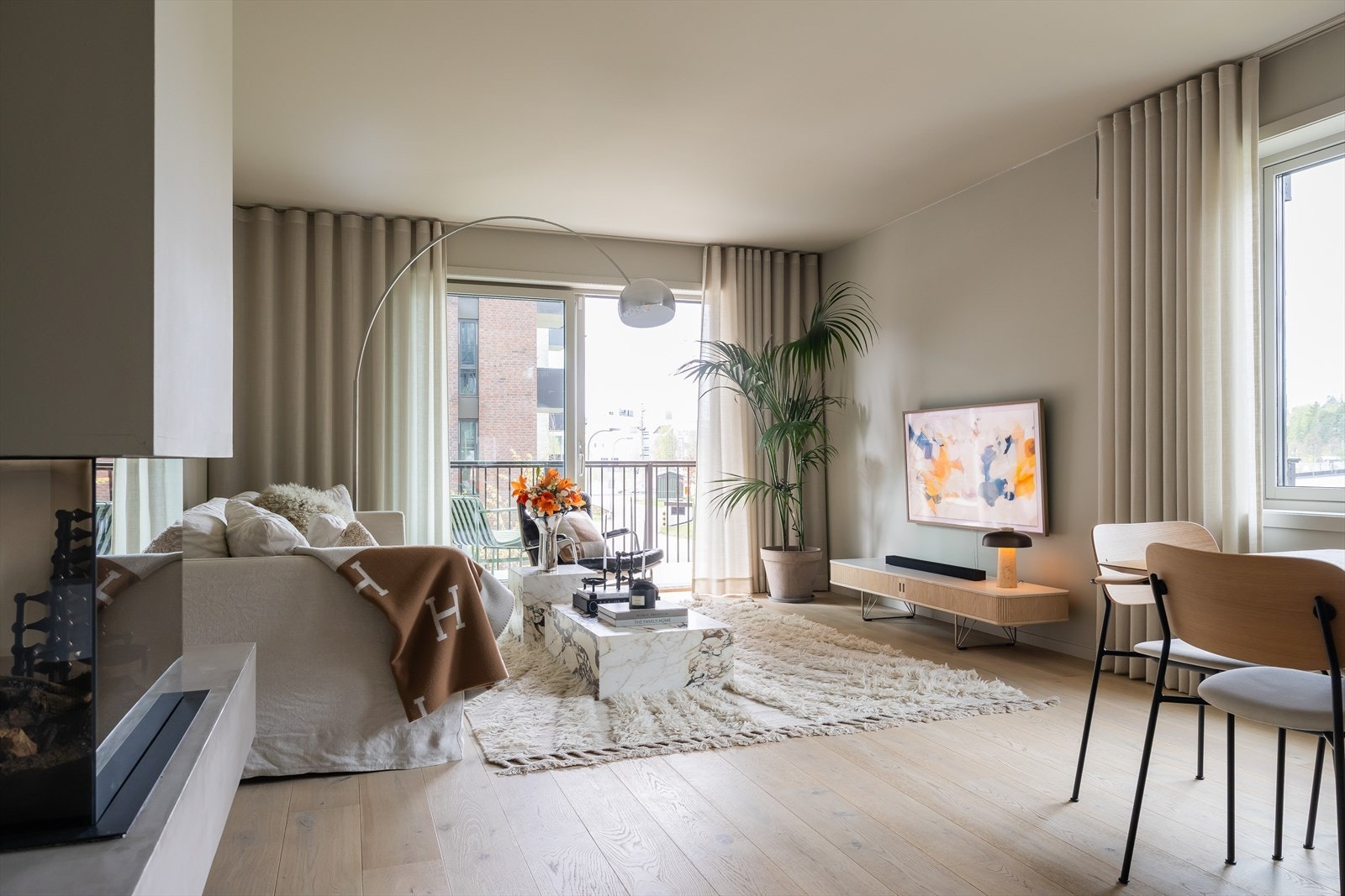 Betydelig påkostet og gjennomført hjørneleilighet med stilrent design og eksklusive detaljer. Attraktiv og tilbaketrukket beliggenhet sentralt på Strømmen. Galleribilde