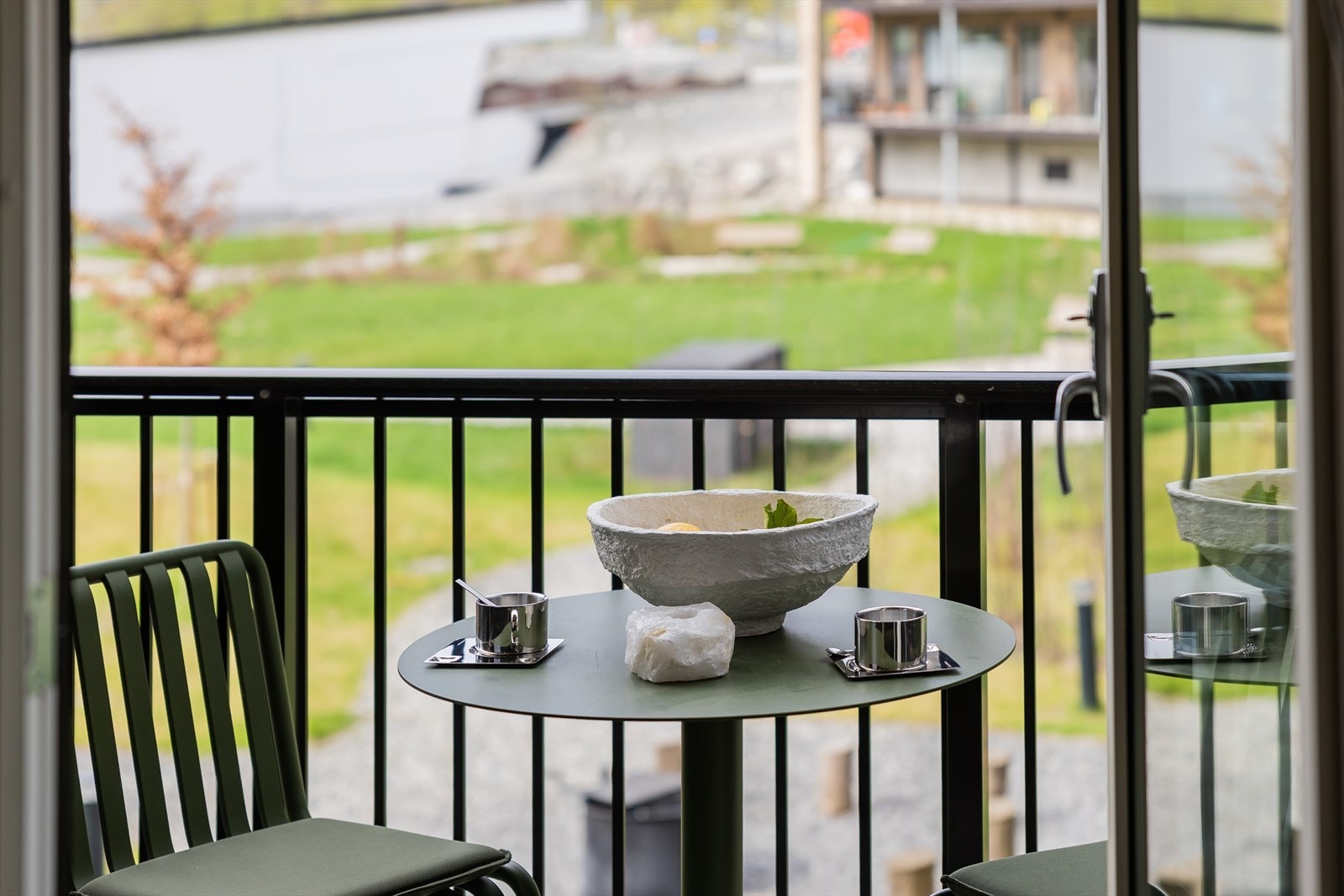 Fra kjøkken er det utgang til en av de tre solrike balkongene med flott utsyn mot frodige omgivelser. Galleribilde