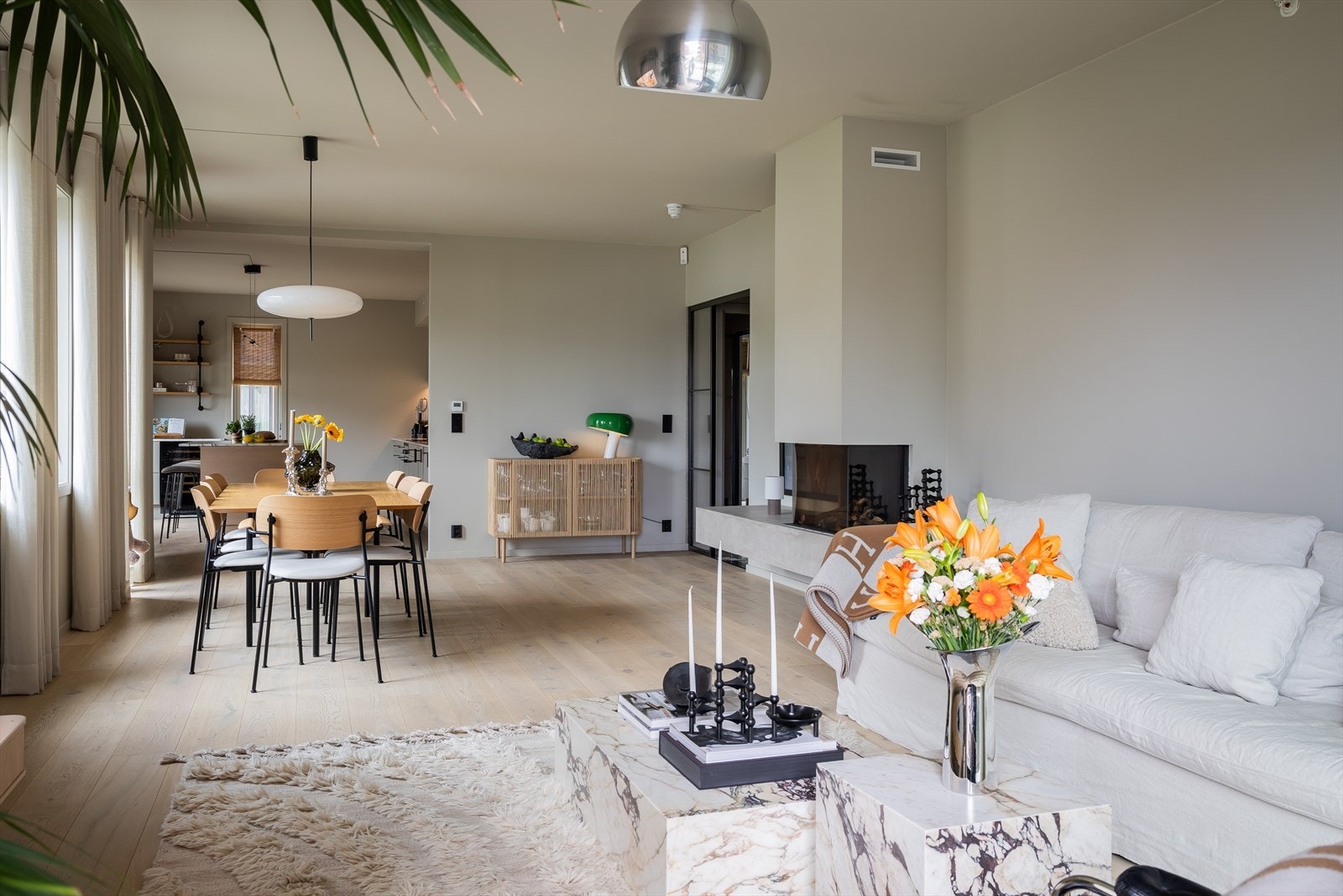 Stuen har en lun atmosfære med både gulvvarme og en stilren gasspeis som sklir sømløst inn i interiøret. Galleribilde