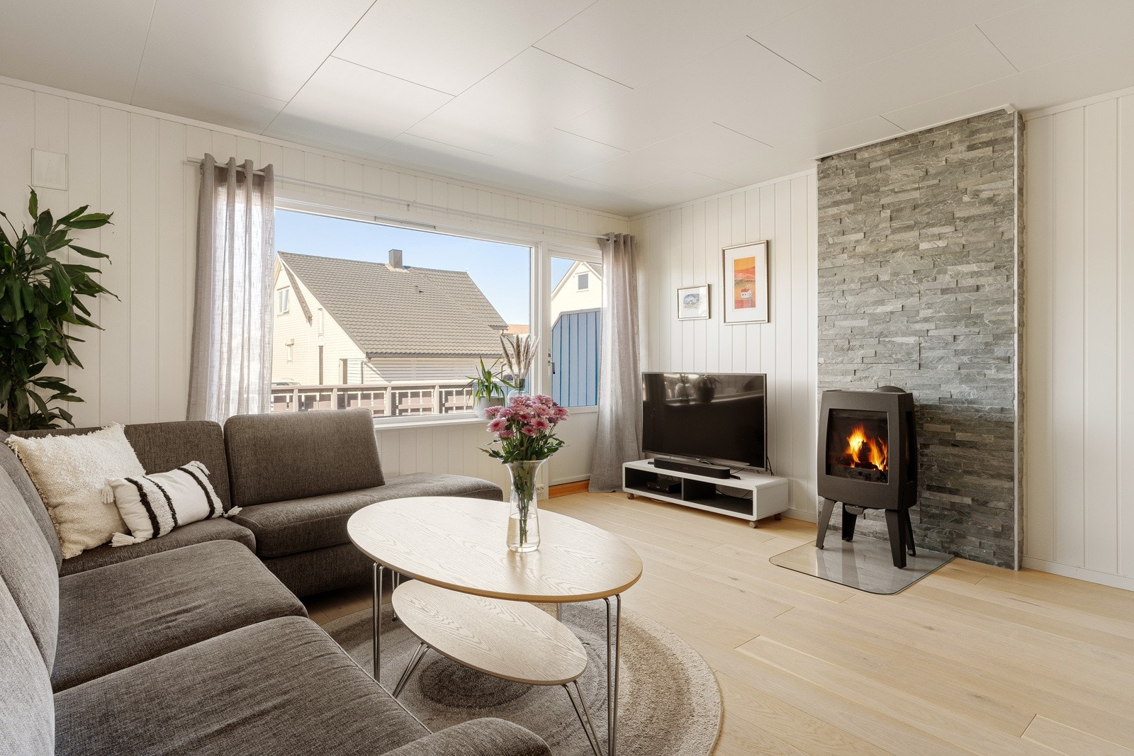 Ny vedovn og fliser på mur til pipe 2017. Galleribilde