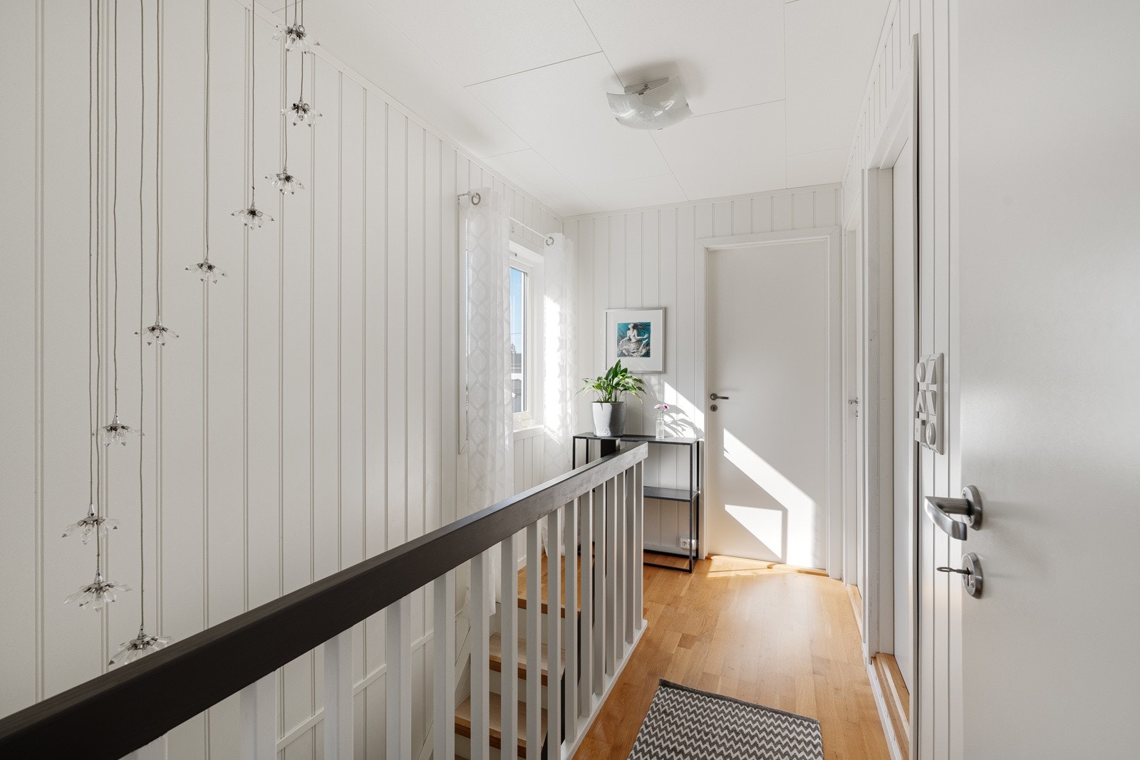 I 2.etasje finner vi boligens 3 soverom og bad, samt utgang til veranda. Galleribilde