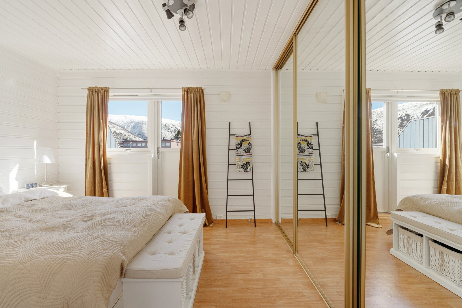 Det er satt inn stor skyvedørsgarderobe på hovedsoverommet som bidrar til gode oppbevaringsmuligheter. Galleribilde