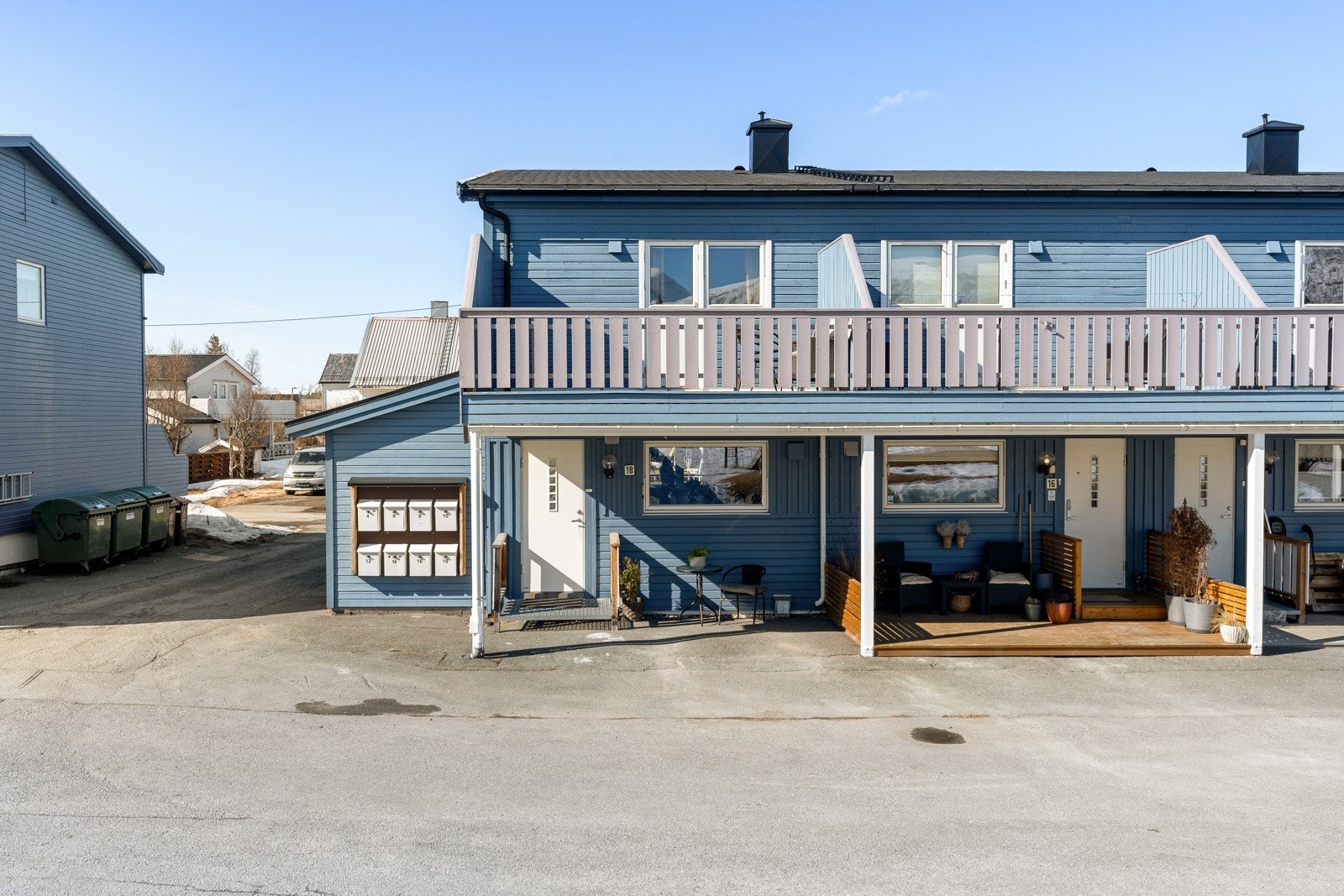 Innholdsrikt og fammilievennlig rekkehus over 3 plan med utgang til veranda på begge sider av boligen. Galleribilde