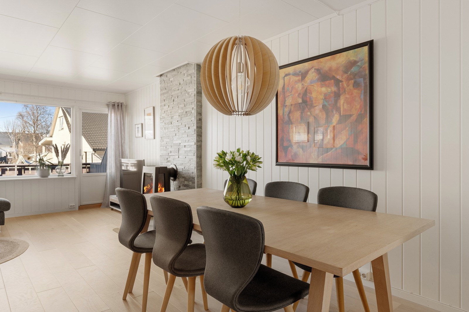 Spisestuen finner sin naturlige plassering mellom stue og kjøkken. Her er det plass til stor spisegruppe. Galleribilde