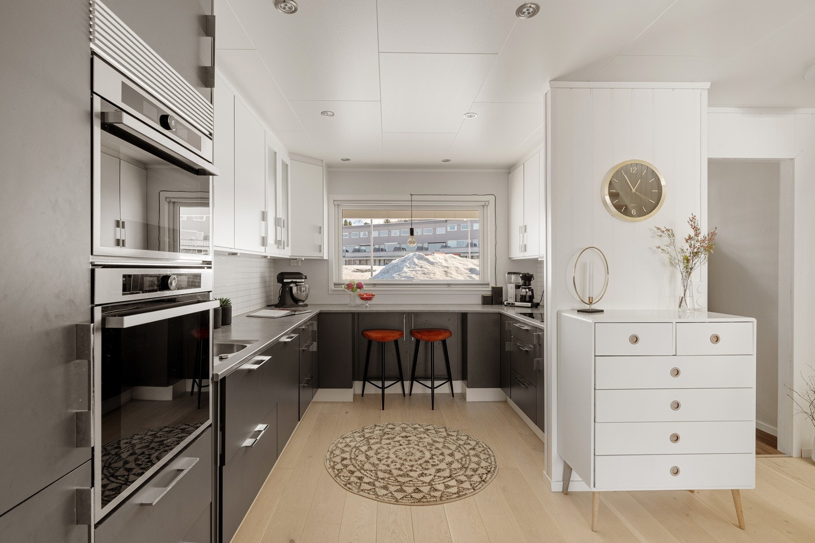 Lekkert kjøkken fra Nova, nytt i 2017. Integrerte hvitevarer og praktisk spiseplass under vindu. Galleribilde