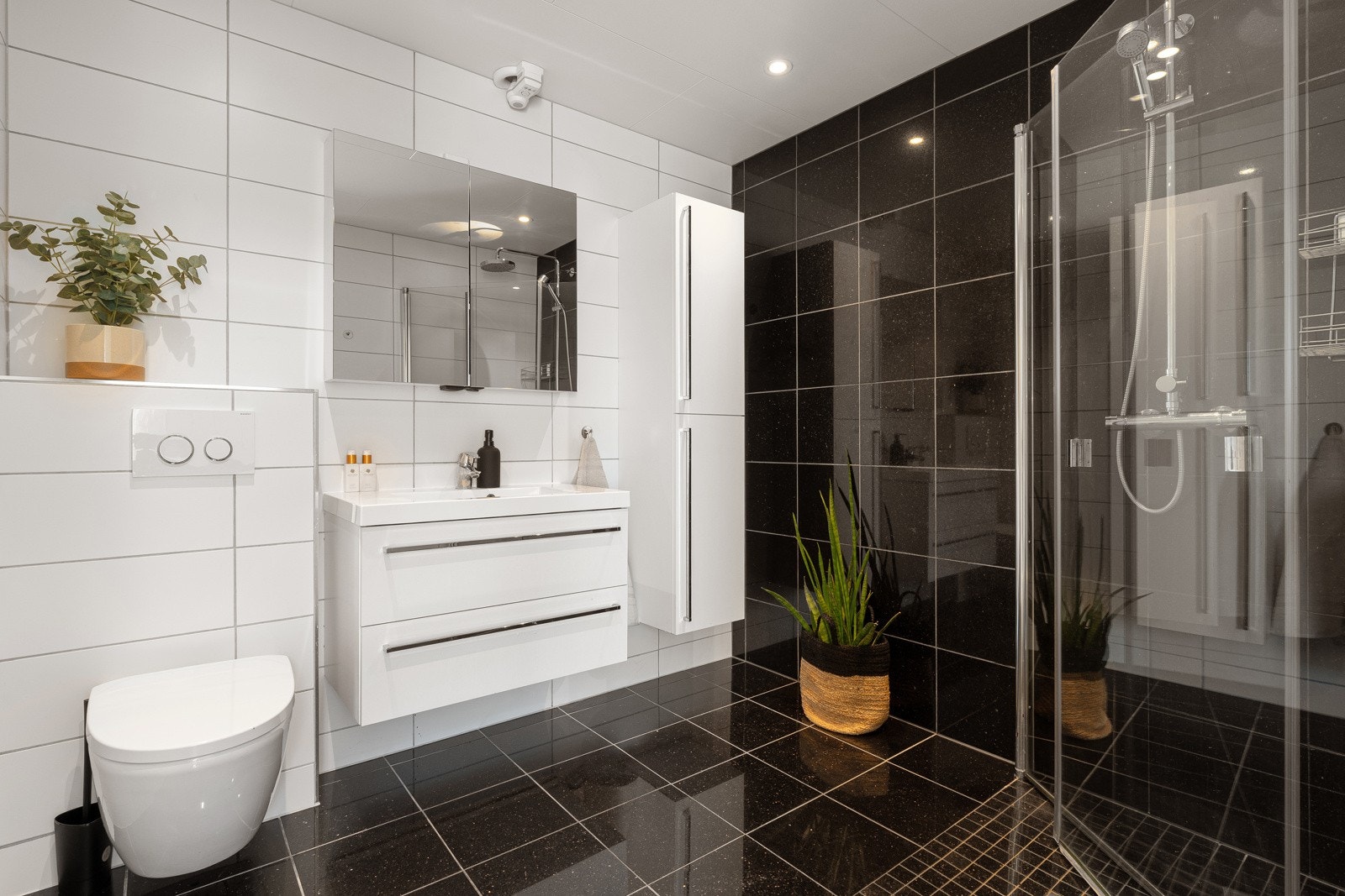 Delikat flislagt bad nytt i 2015. Dusjhjørne med innfellbare dusjvegger. Galleribilde