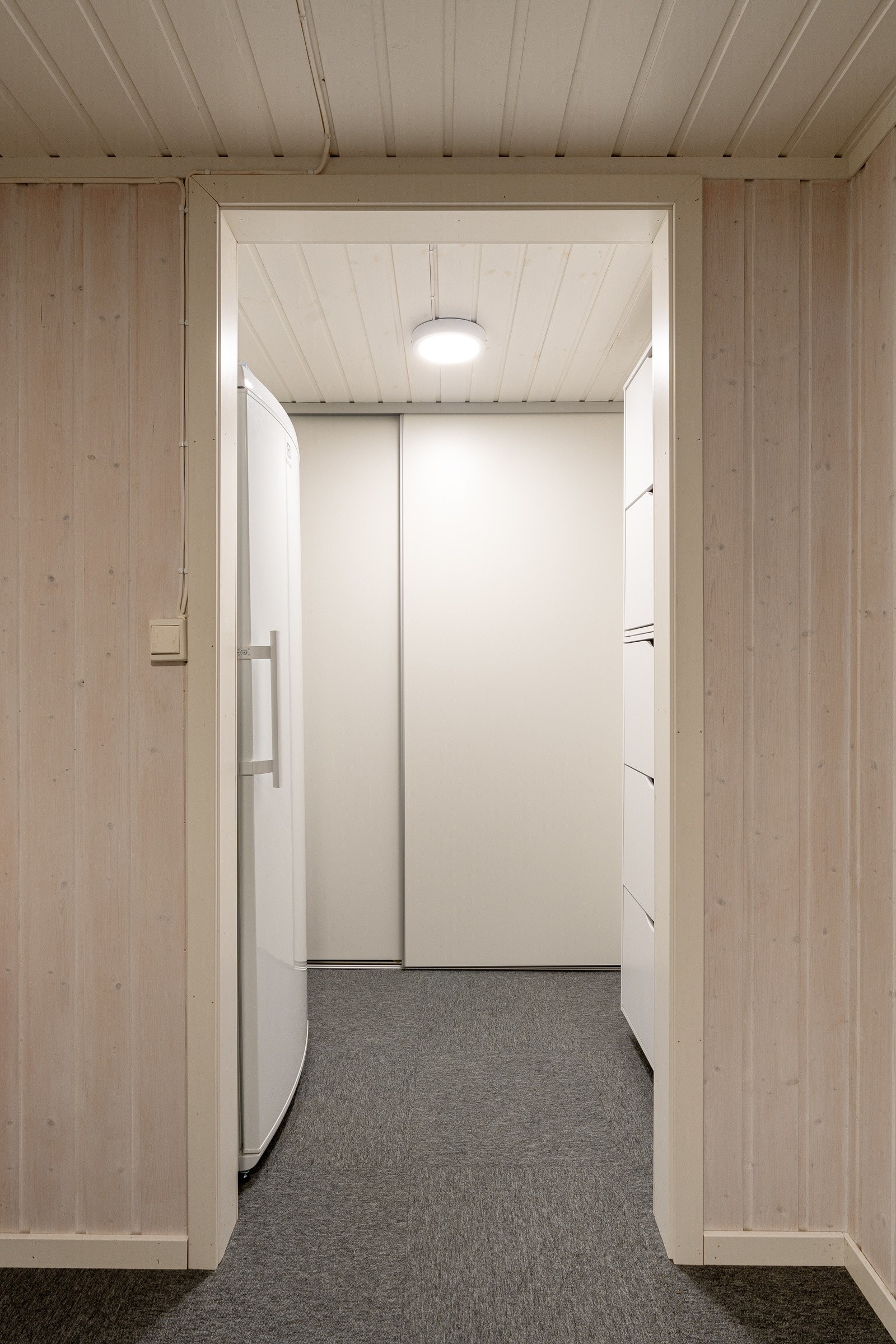 Det er etablert praktisk garderobe i kjeller for lagring av diverse. Her er det også plass til fryseskap. Galleribilde