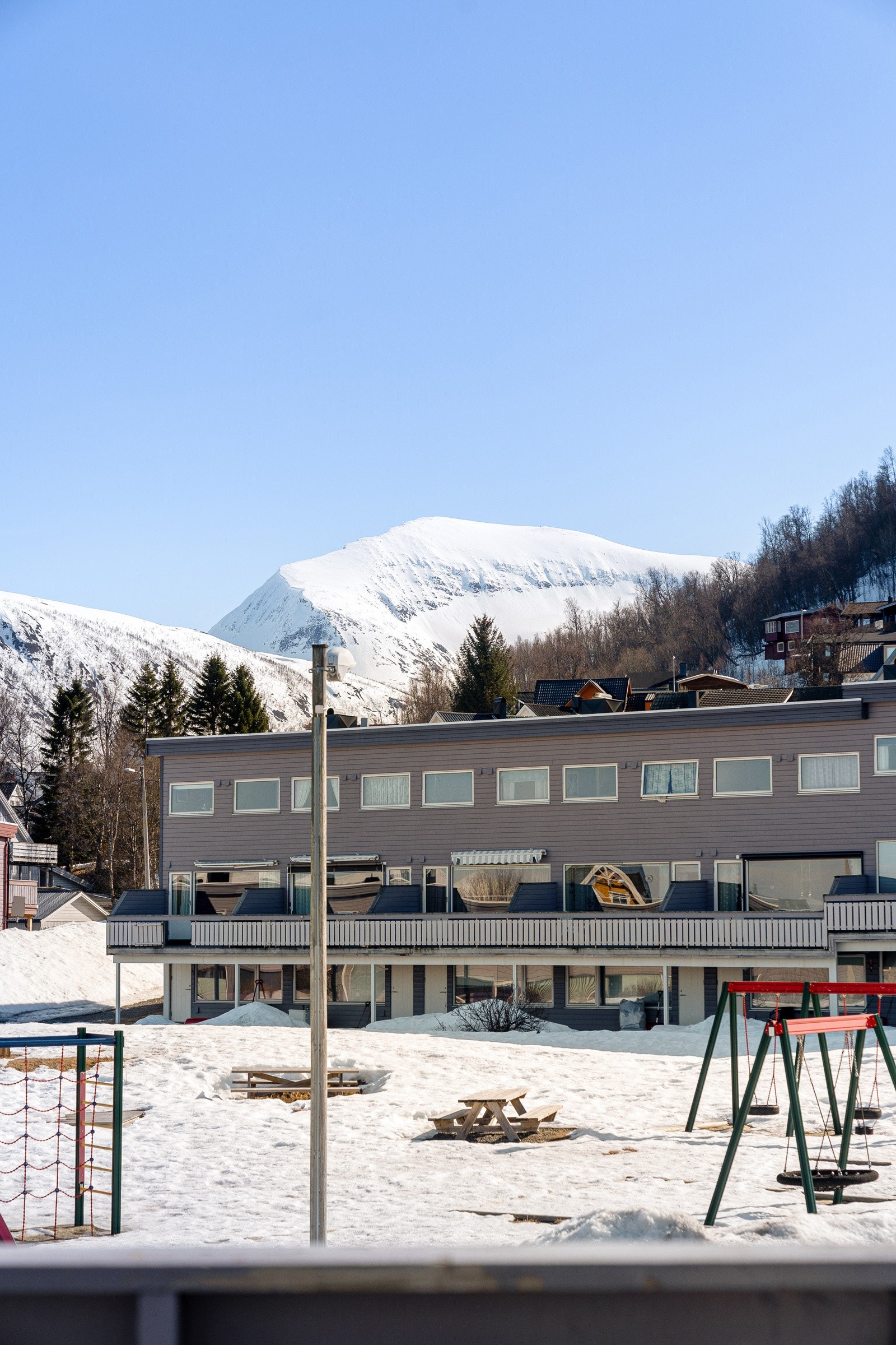 Borettslaget har herlige uteområder med både lekeplass og sittegrupper. Galleribilde
