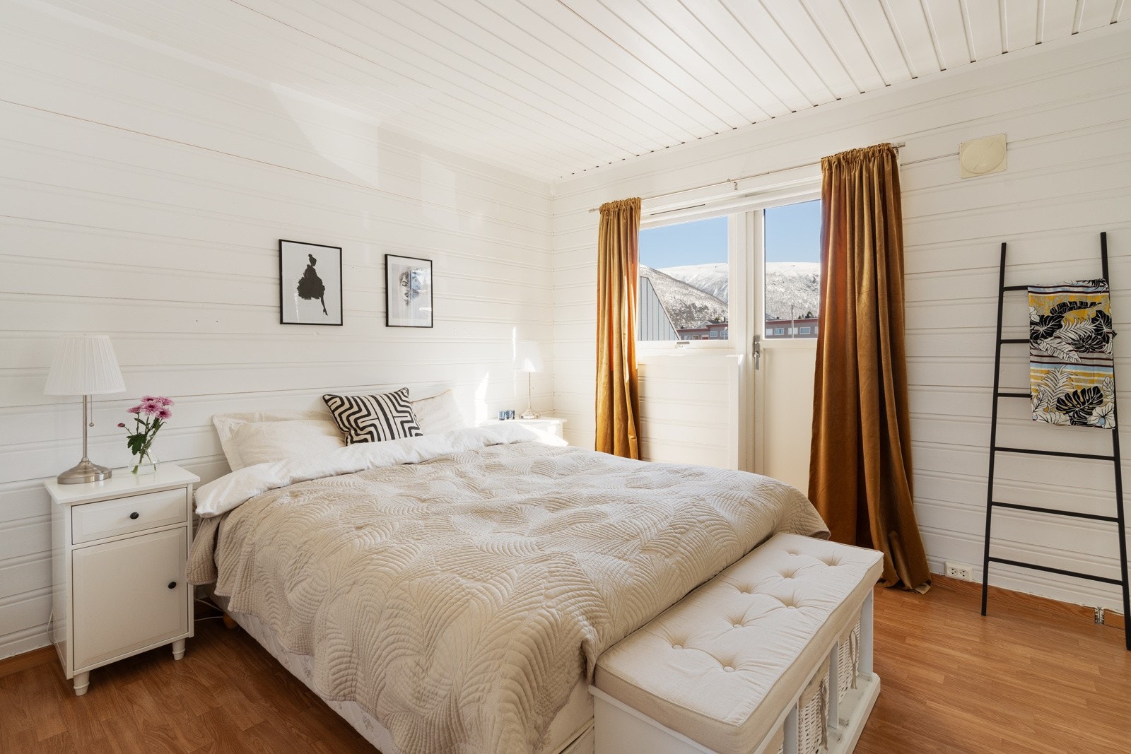 Hovedsoverommet har god plass for stor seng med tilhørende nattbord. Utgang til veranda fra soverom. Galleribilde