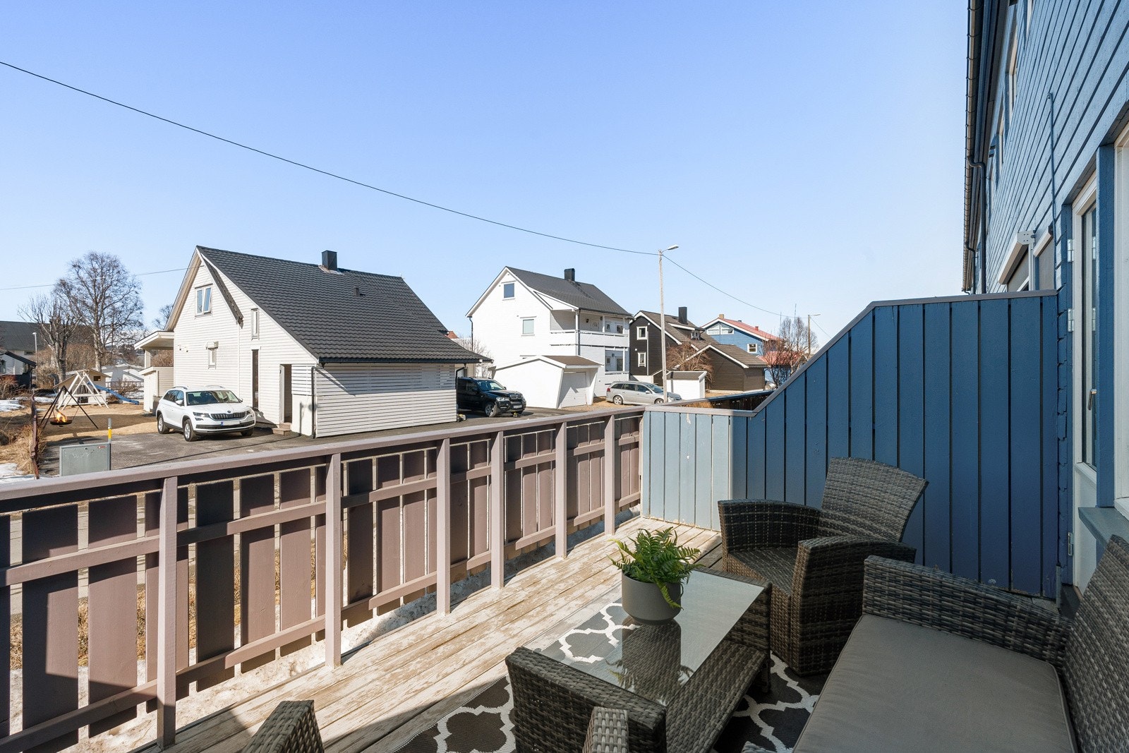 Fra stuen er det utgang til veranda. Her er det god plass til utemøbler. Galleribilde