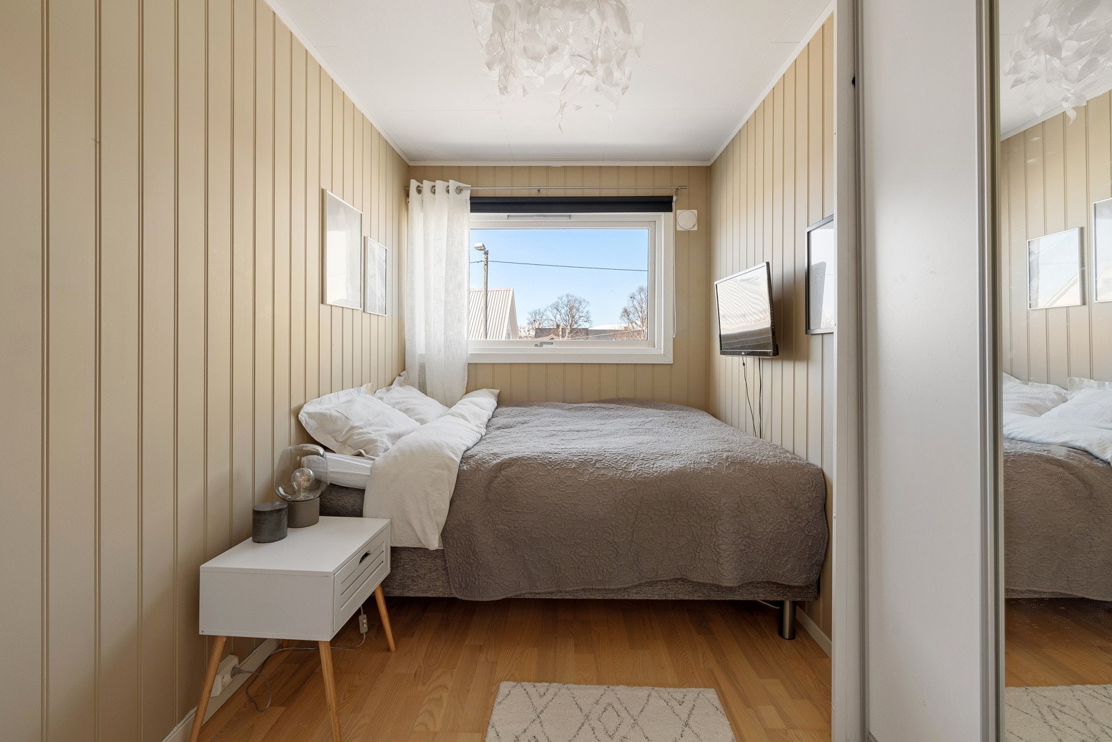 Soverom 2 har også satt inn skyvedørsgarderobe. Galleribilde