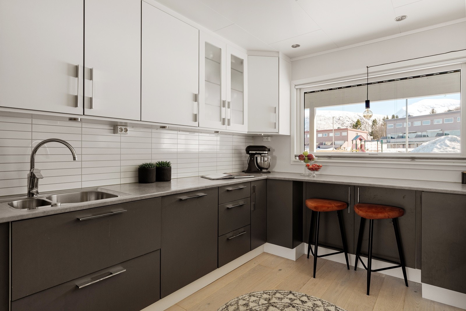 Godt med skap- og benkeplass og hyggelig bareløsning hvor frokosten kan nytes med utsikt. Galleribilde