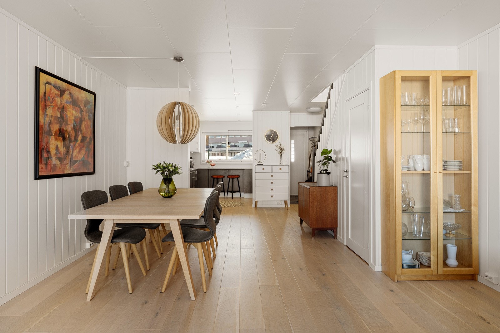 1.etasjen er pusset opp i 2017 med nye vegger, tak og gulv. Nytt kjøkken, nytt elektrisk anlegg og vedovn. Galleribilde