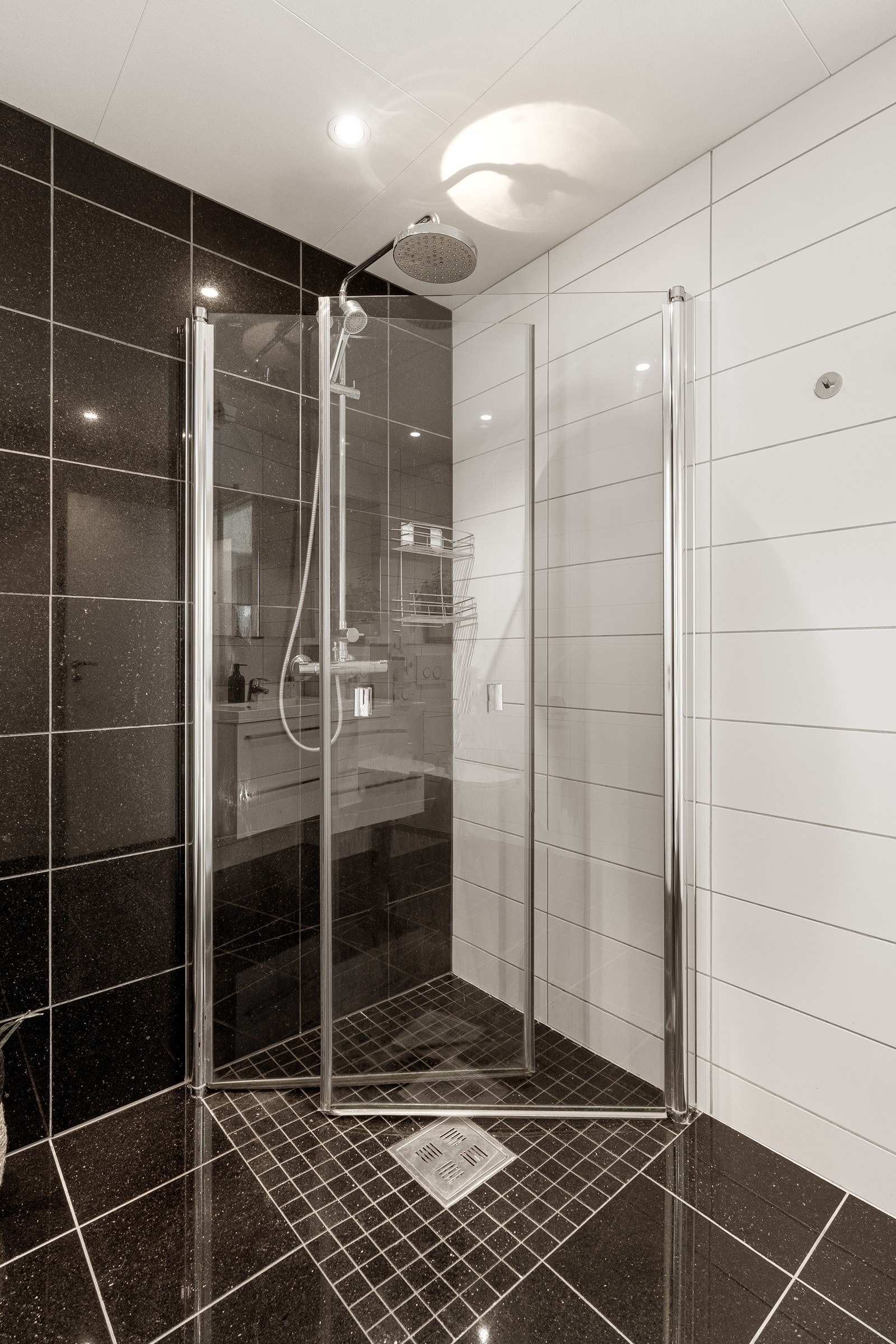 Dusjhørne med innfellbare dusjvegger. Galleribilde