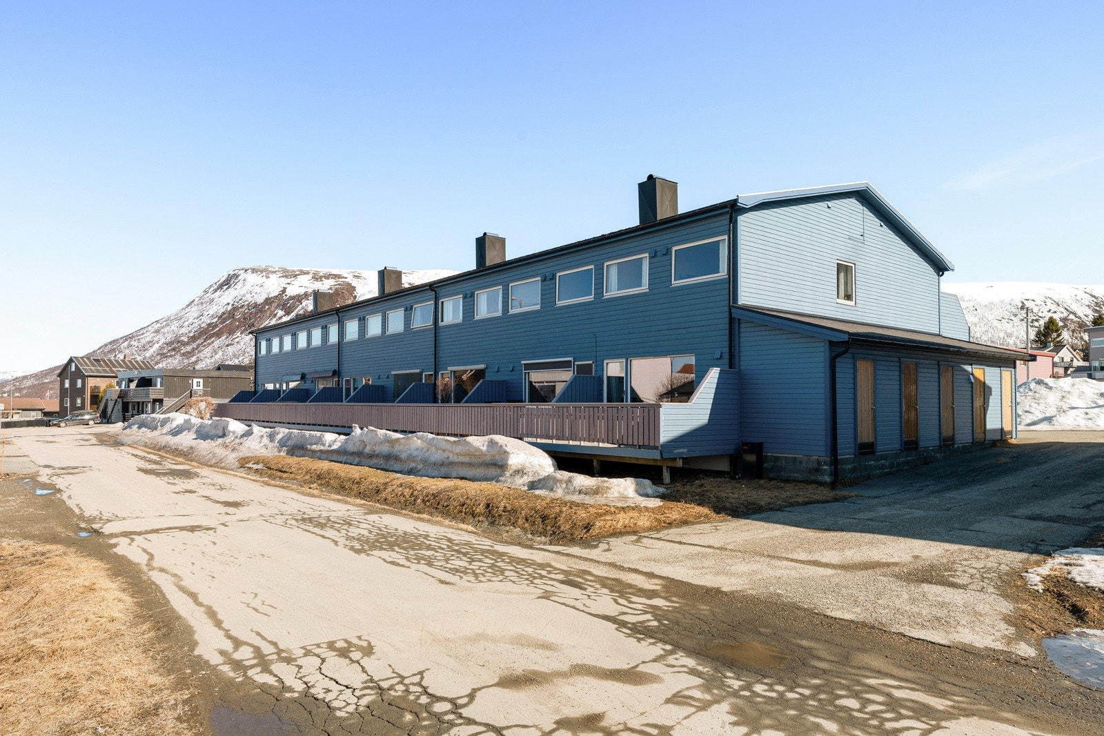 Nærhet til turområder, samtidig som en er nært byen med dens kulturtilbud. Butikk, skoler og buss i umiddelbar nærhet .Sol hele døgnet på sommeren. Hyggelig og rolig nabolag. Galleribilde