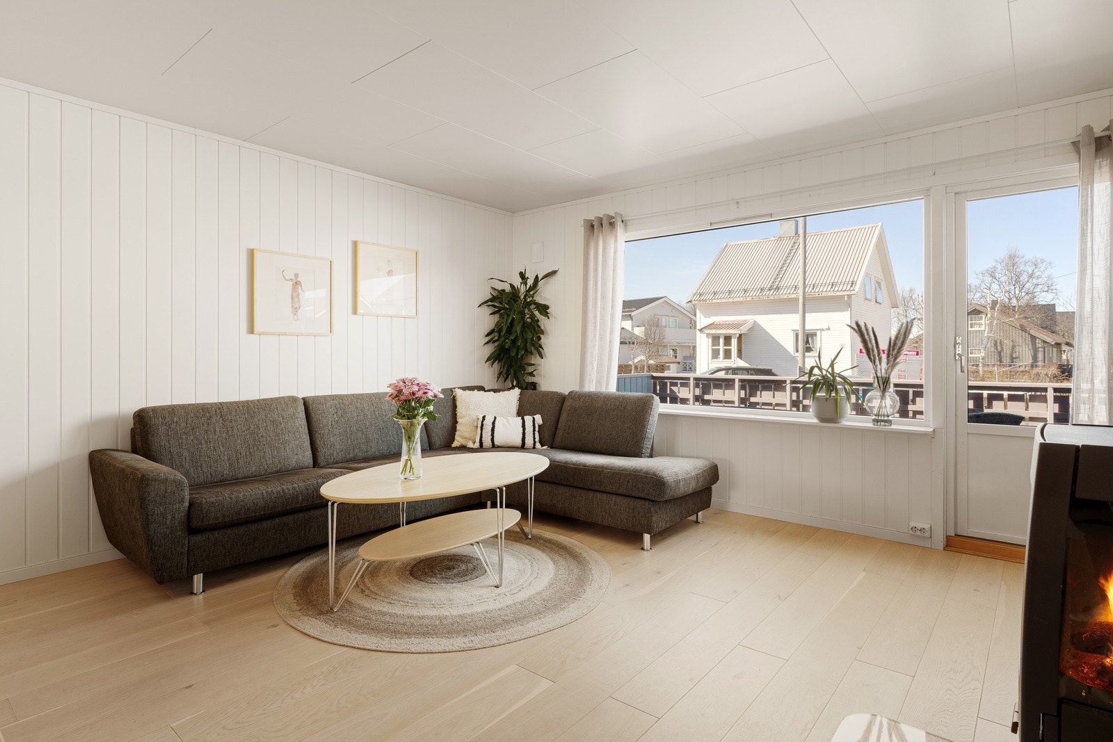 Stuen oppleves luftig med store vindusflater og gjennomgående lysinnslipp. Galleribilde