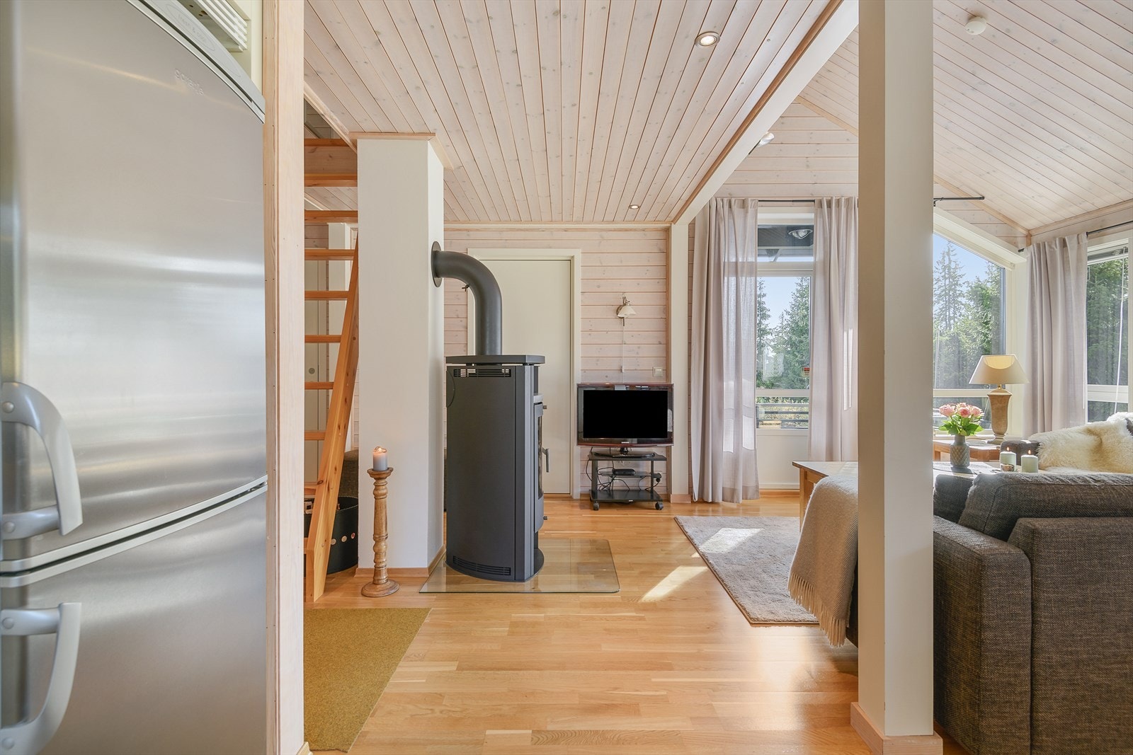 Fra kjøkkenet og ut mot stua. Galleribilde