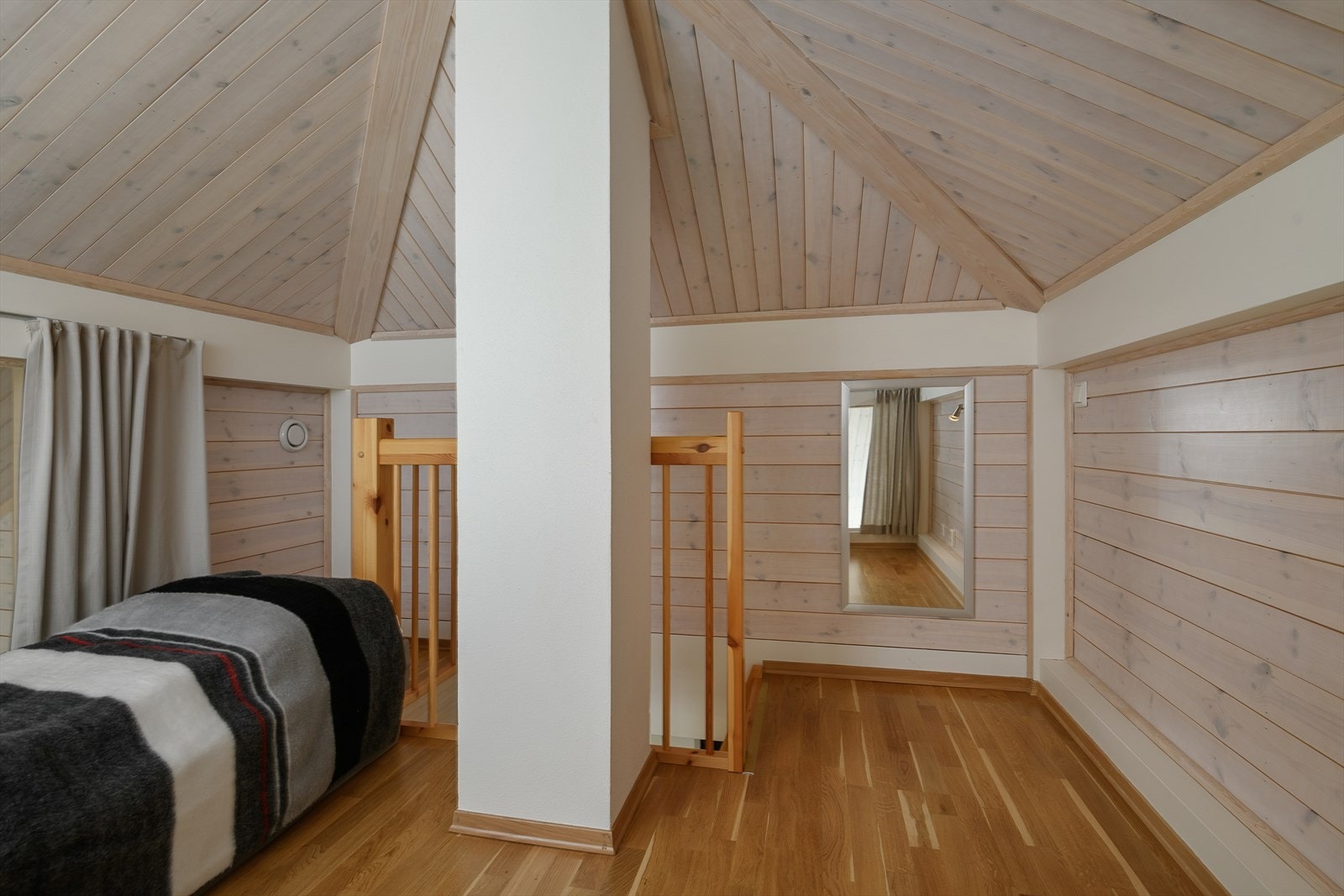 Stige fra stua og opp til hemsen. Galleribilde