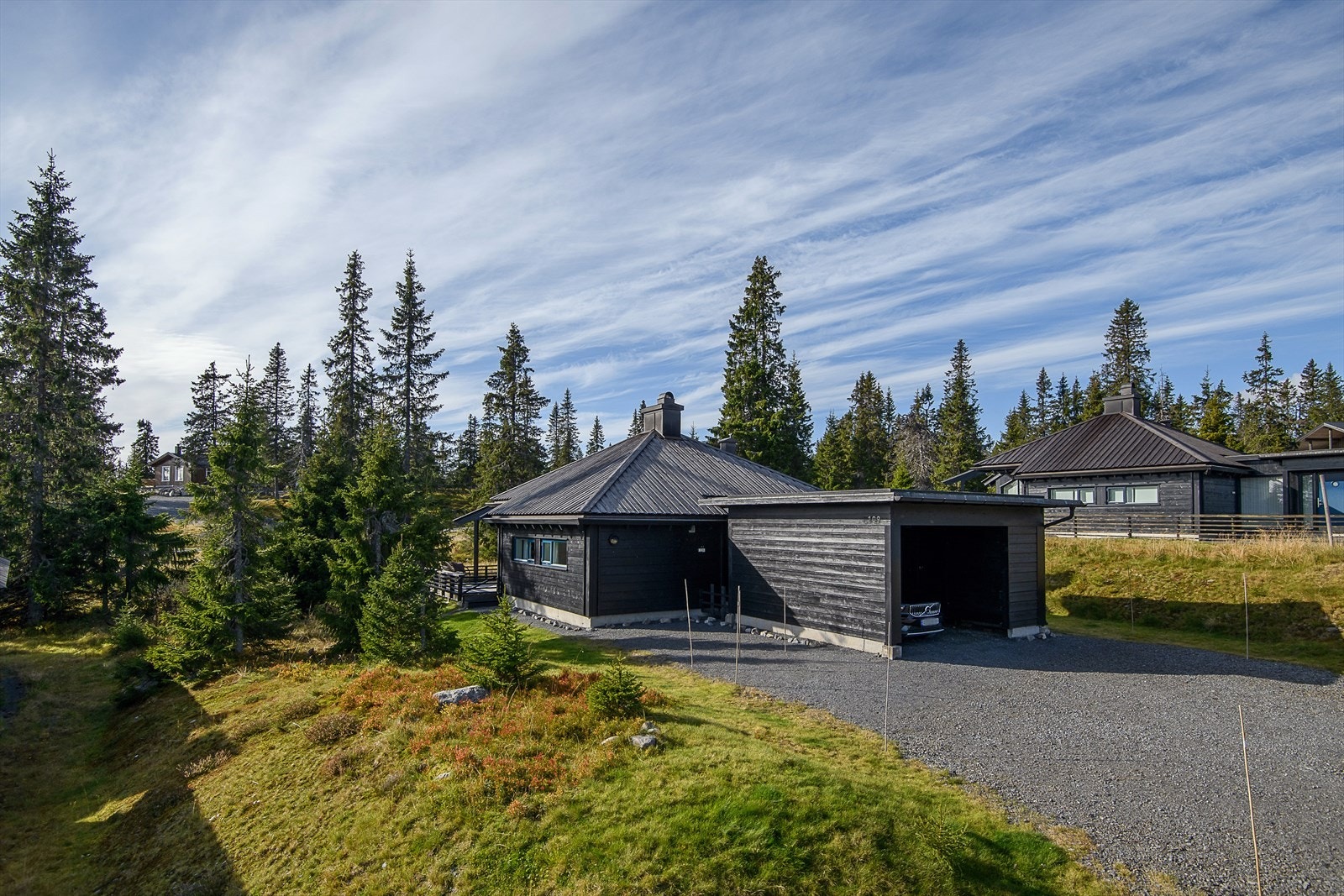 Eiendommen har gruset gårdsplass og parkeringsarealer. Forøvrig er det naturtomt rundt eiendommen. Galleribilde