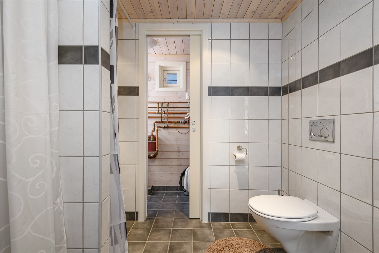 Teknisk rom med adkomst fra badet. Avdelt med skyvedør. Galleribilde