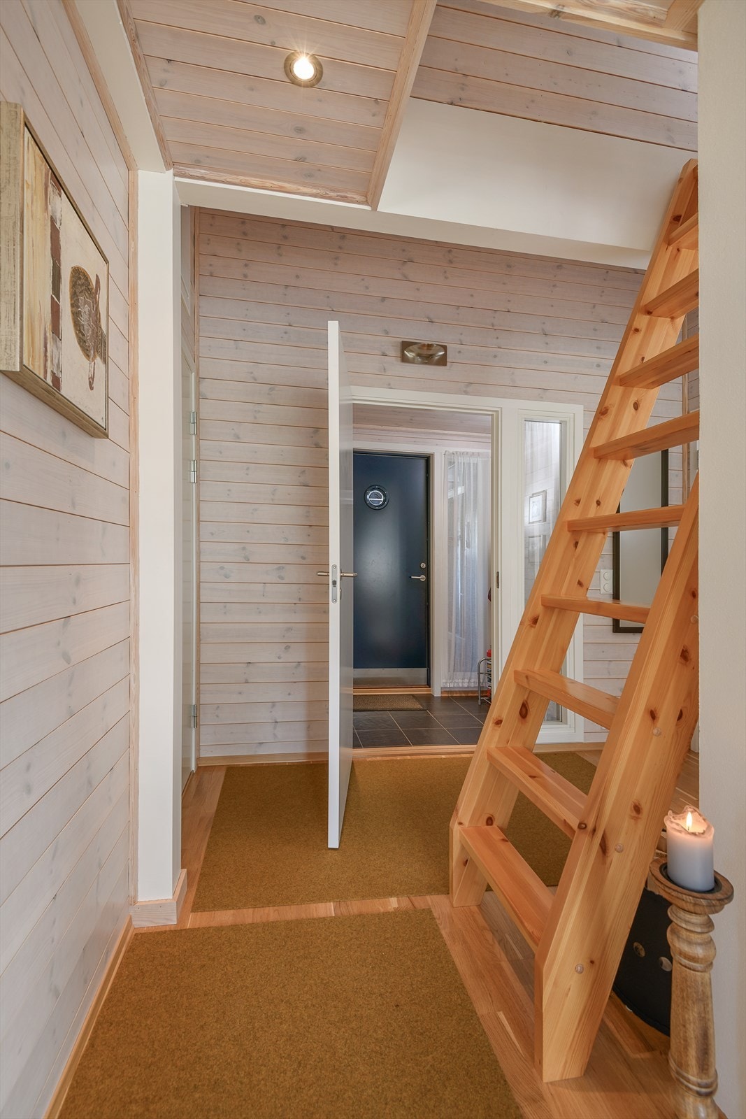 Adkomst til badet vis a vis oppgang til hemsen. Galleribilde