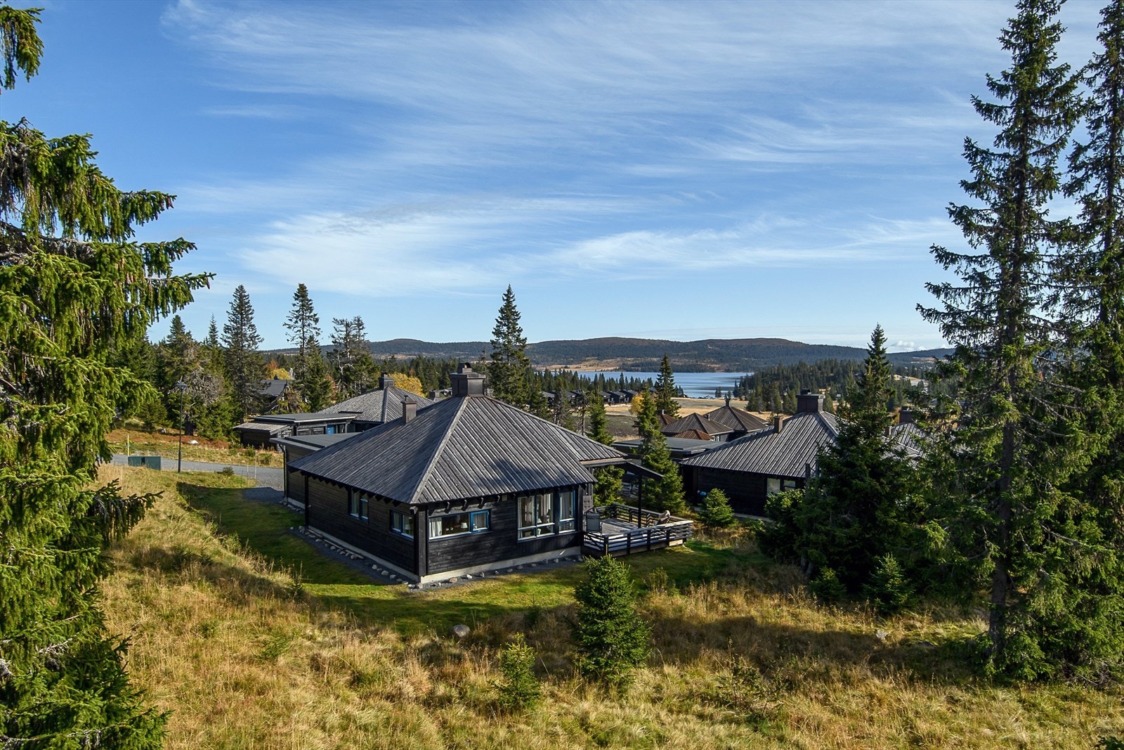 Eiendommen ligger sentralt på Sjusjøen, som en del av et veletablert hytteområde. Galleribilde