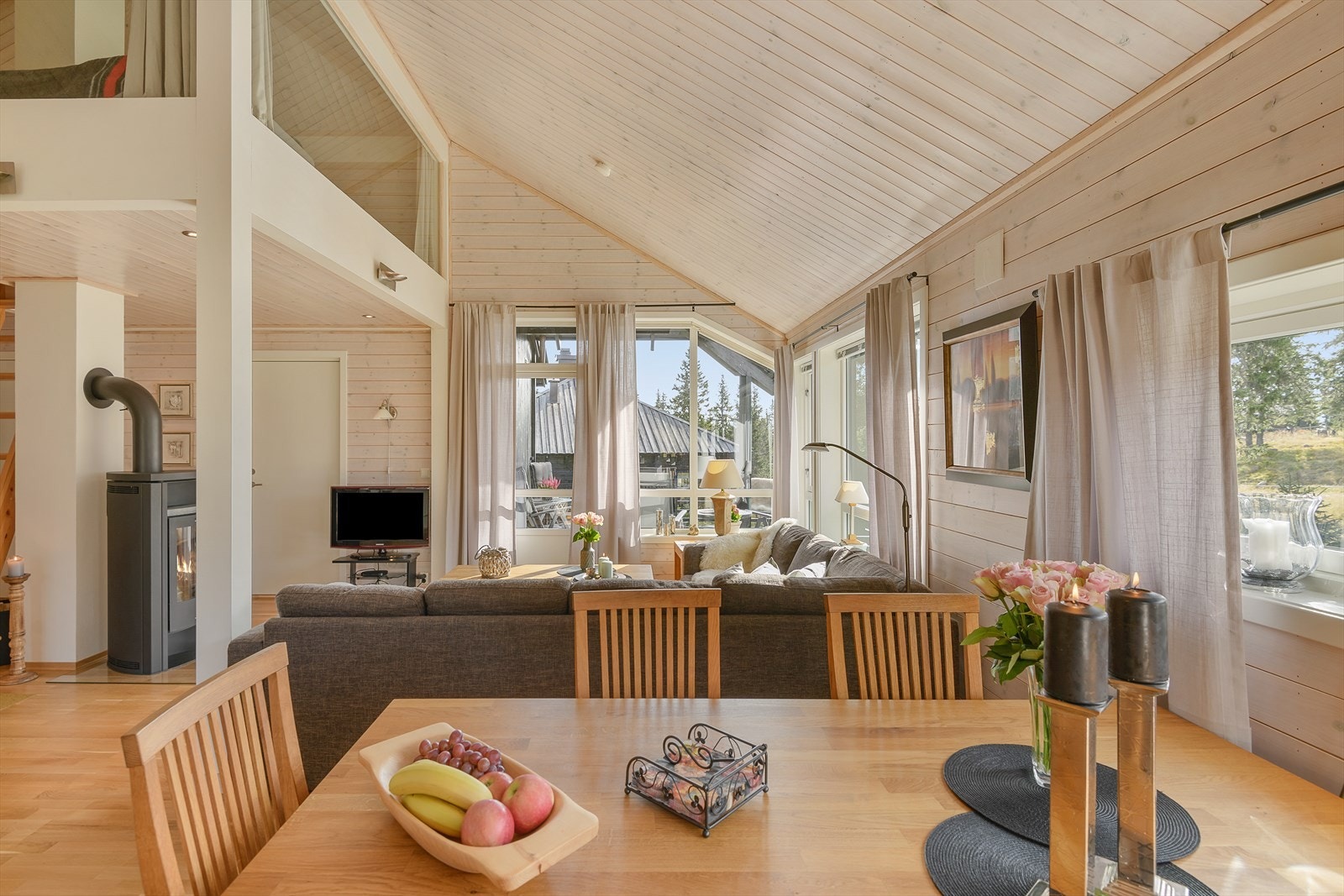 Det er god plass til spisebord i hytta og et hyggelig sted å samles til felles måltider. Galleribilde
