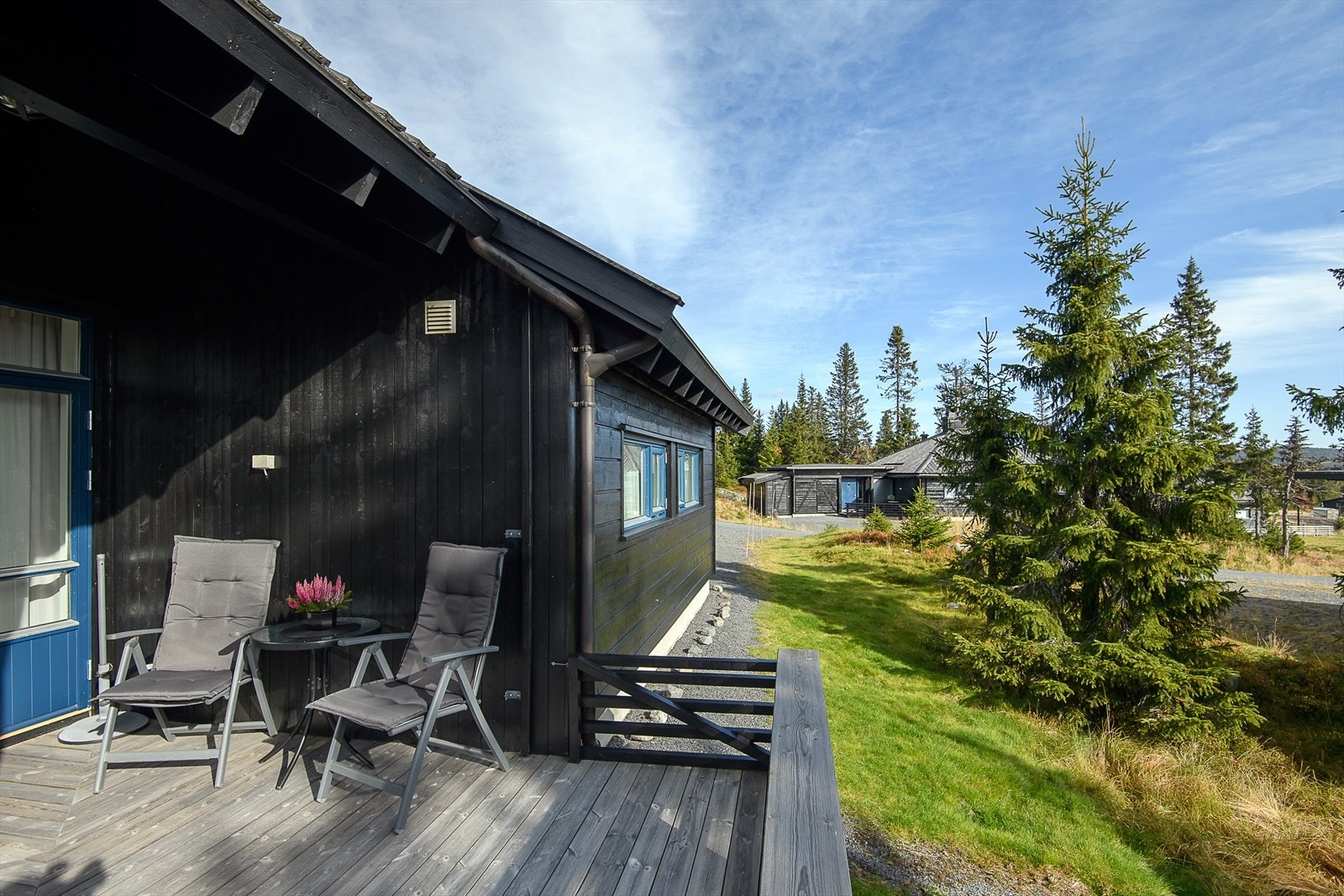 Perfekt plassering for deg som vil ha det enkelt. Det er umiddelbar tilgang til skiløypa vinterstid og kort gangavstand til alt av servicefasiliteter som Sjusjøen byr på. Galleribilde