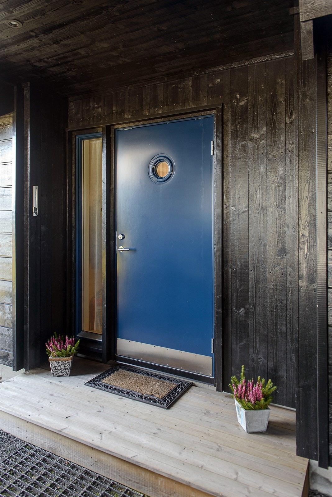 Overbygget inngangsparti i kombinasjon med carport. Galleribilde