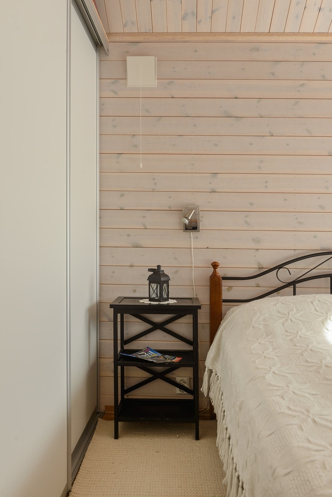 Soverom 1 med plass til dobbeltseng. Skyvedørsgarderobe. Galleribilde