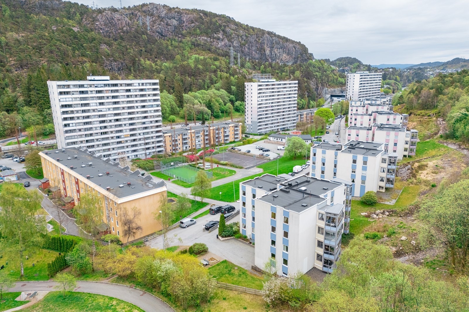 Det er få minutter gange til Vestkanten senter med bussterminal og utallige fasiliteter Galleribilde