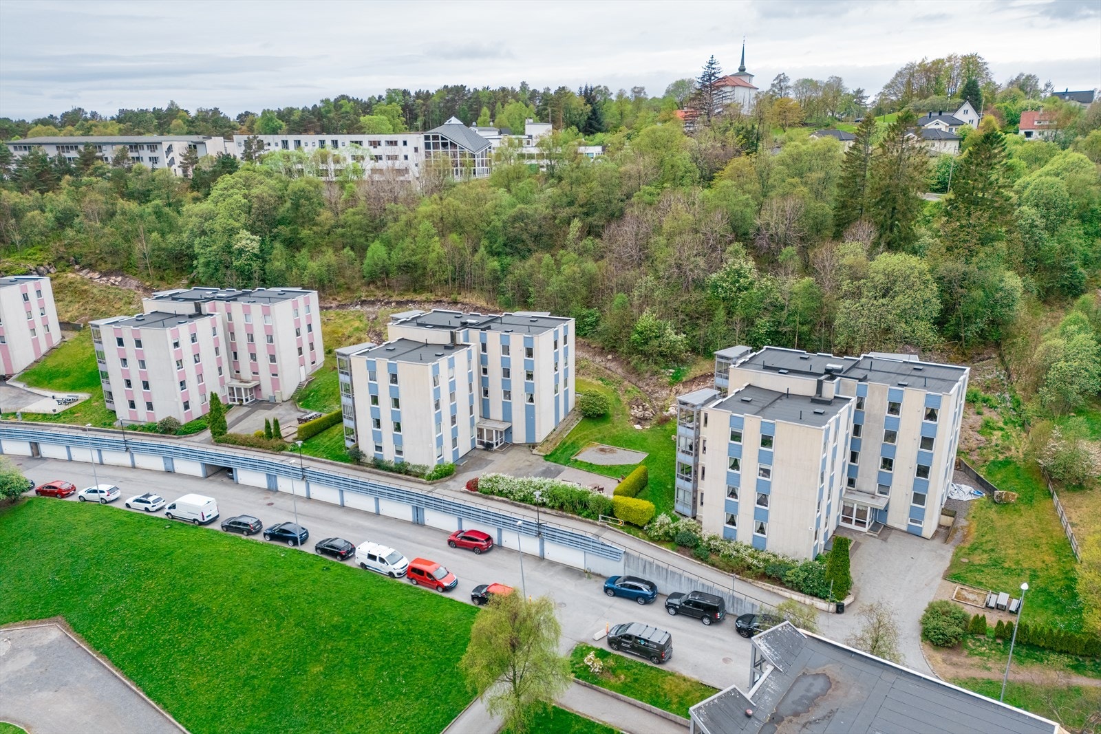 Tomten er pent opparbeidet med interne veier, lekeplass, grøntareal og diverse beplantning Galleribilde