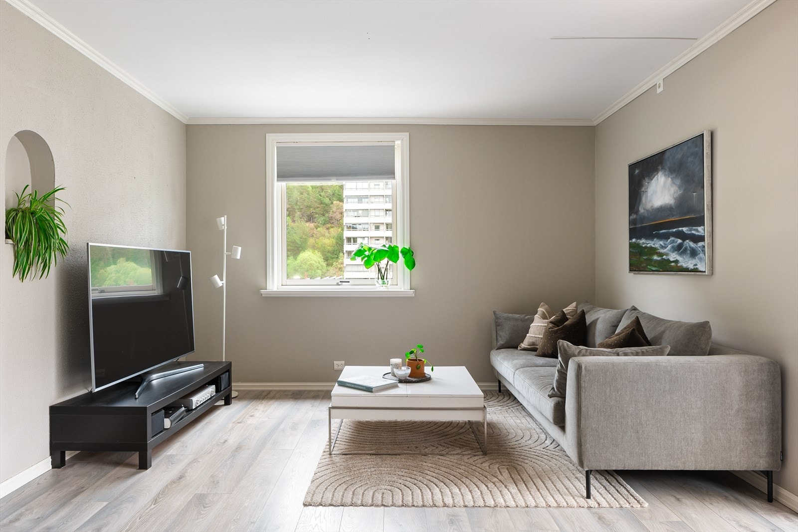 Stuen er av god størrelse på 23,40 m² hvor man har god plass til sofagruppe Galleribilde