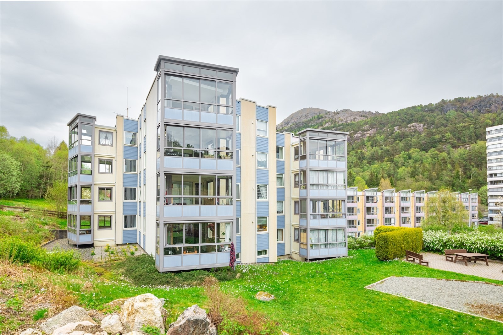 Leiligheten har en fin intern beliggenhet i 4. etasje med stor innglasset balkong og parkering Galleribilde