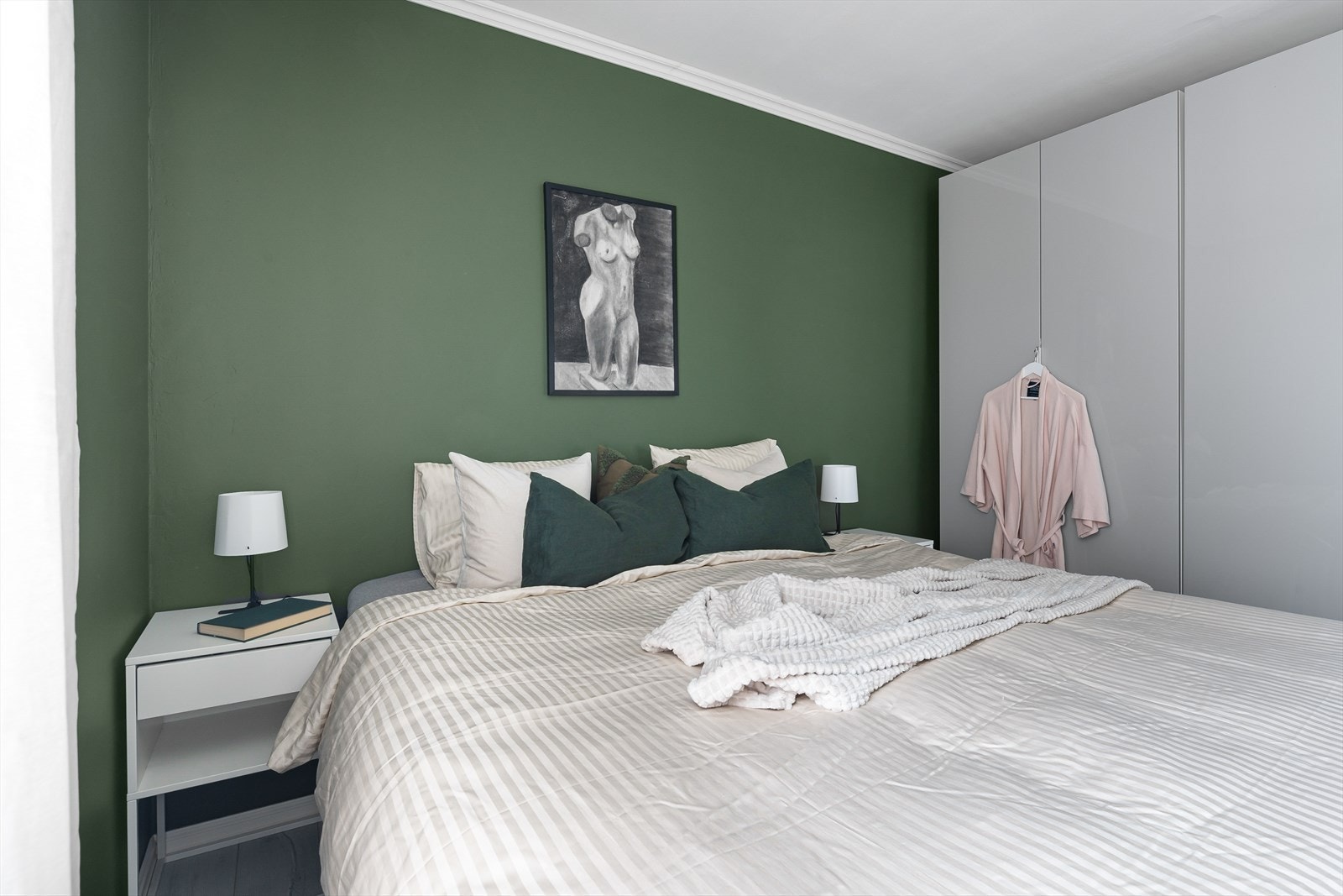 Gode lagringsmuligheter i stor garderobe Galleribilde