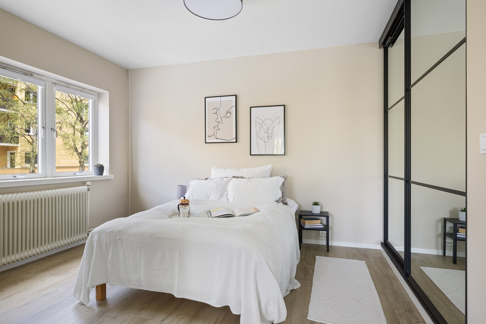 - Hele boligen vender mot en lite trafikkert enveiskjørt gate - Galleribilde