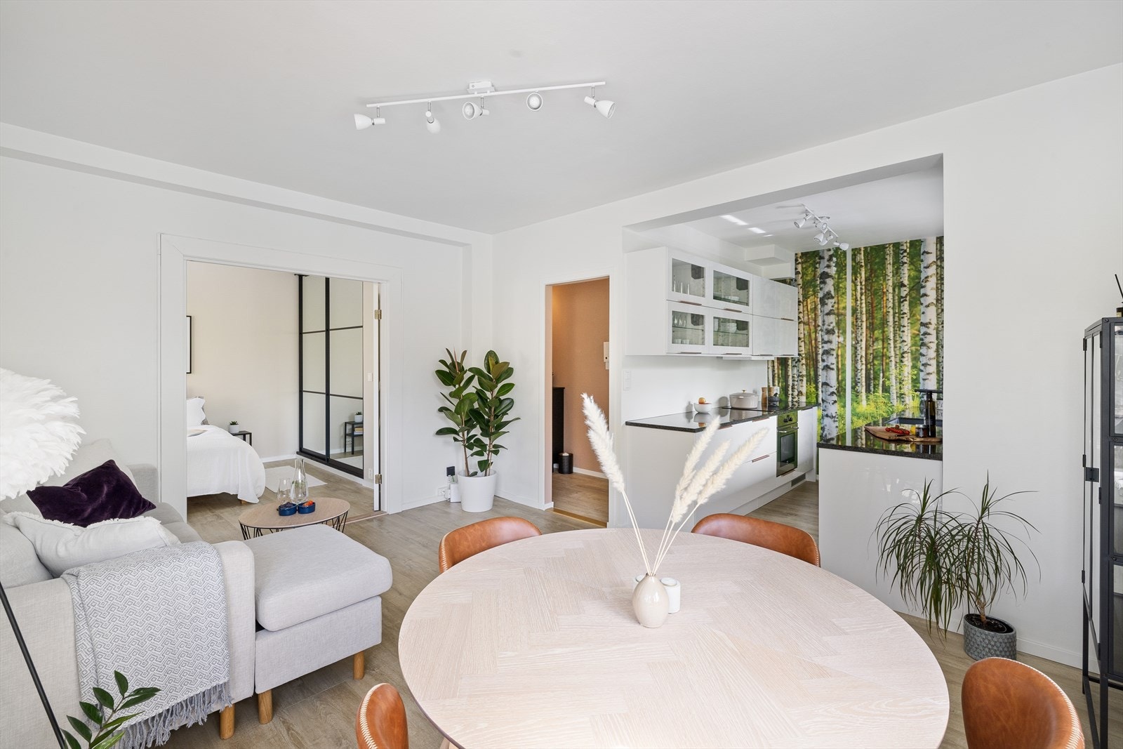 - Boligen har de siste fem årene gått igjennom store oppgraderinger, og fremstår nyoppusset og velholdt - Galleribilde