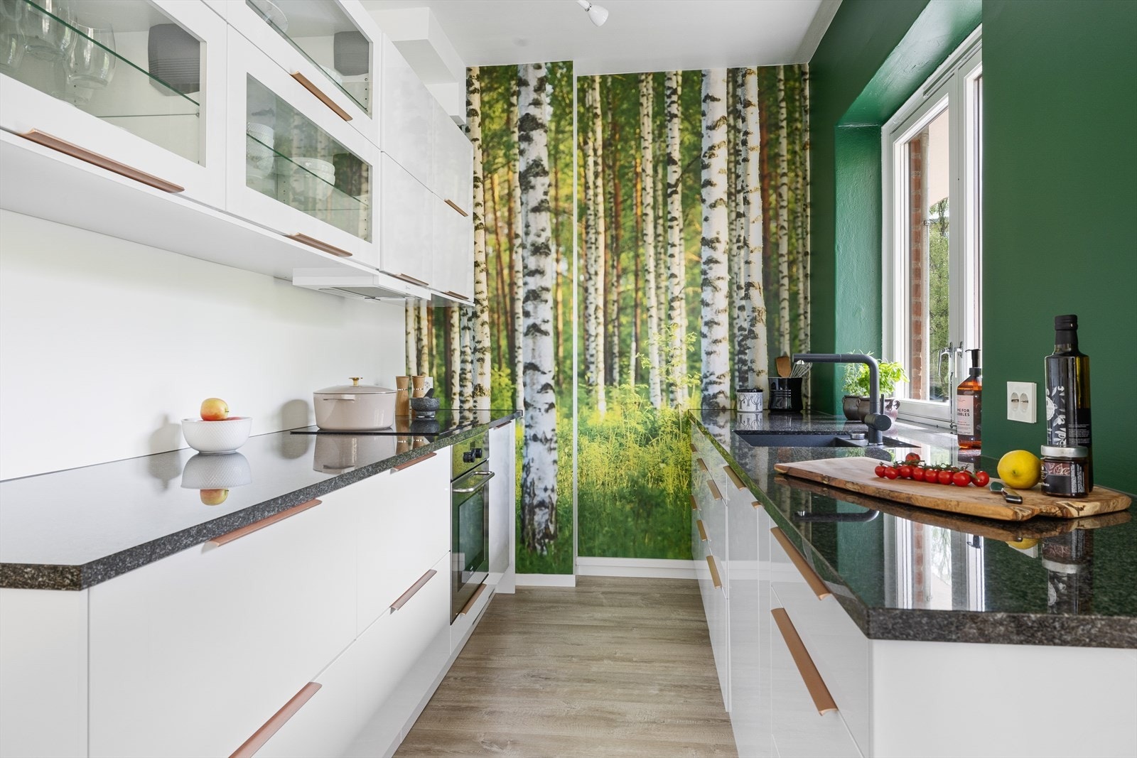 - Hvitevarene består av integrert kjøleskuff, stekeovn, platetopp, fryser og oppvaskmaskin, og det elektriske anlegget inn til kjøkkenet har blitt oppgradert - Galleribilde