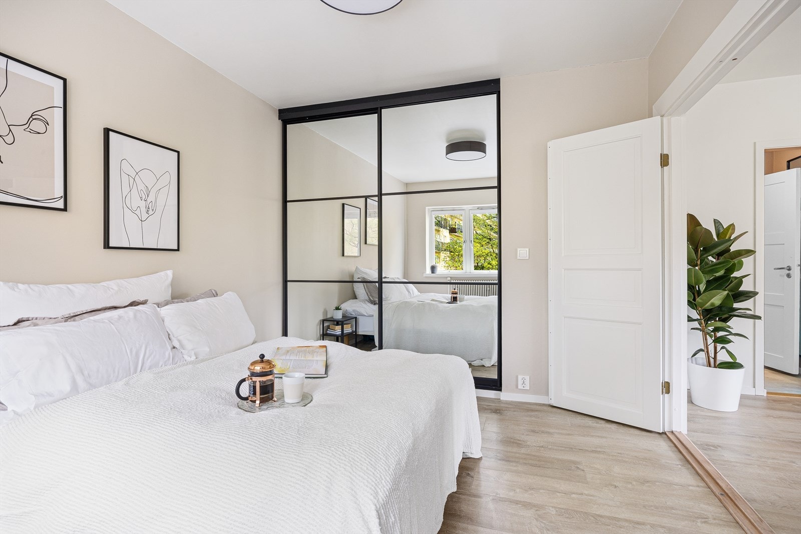 - I 2024 ble det montert ny solskjerming på soverommet - Galleribilde