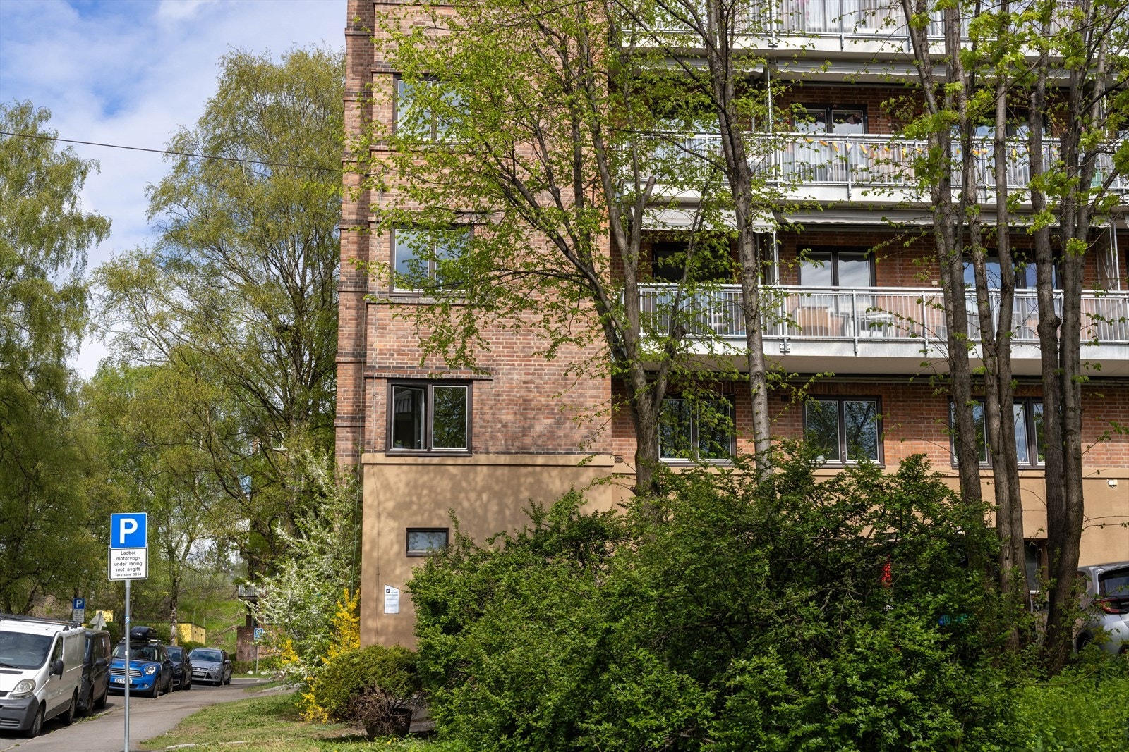 - Borettslaget disponerer 15 parkeringsplasser som leies ut etter ansiennitet - Galleribilde