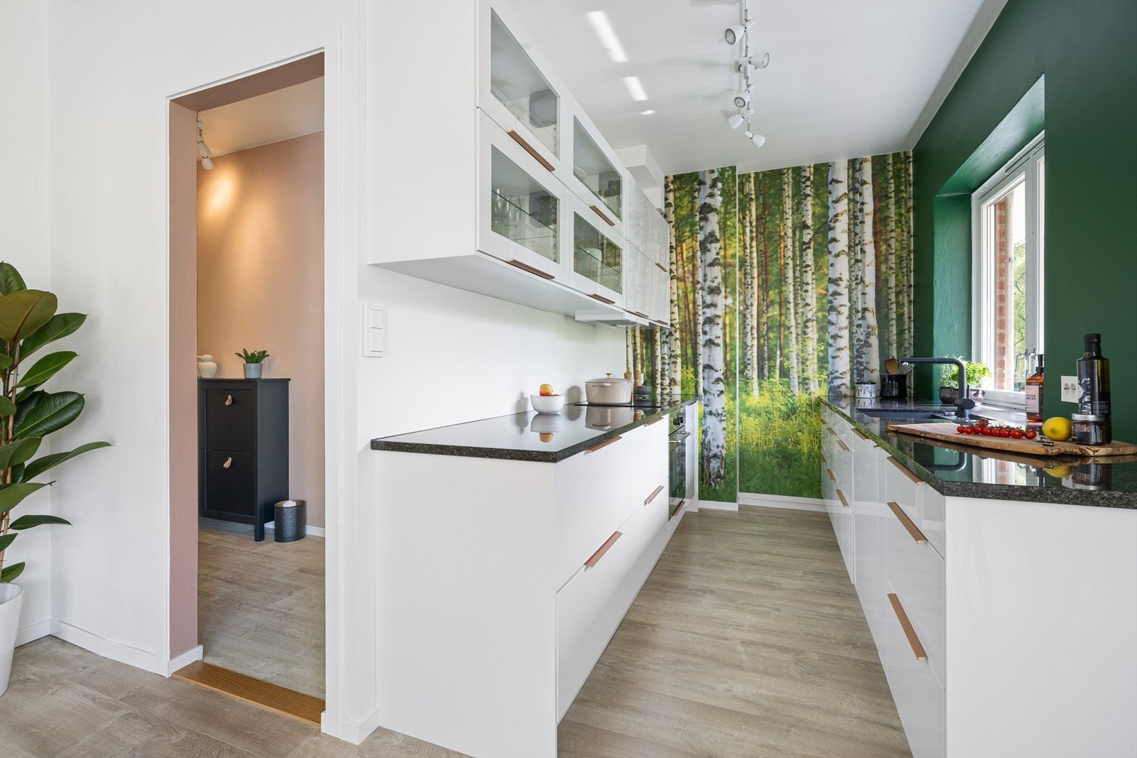 - Epoc kjøkkeninnredning fra 2020 med slette fronter og eksklusiv granitt benkeplate - Galleribilde